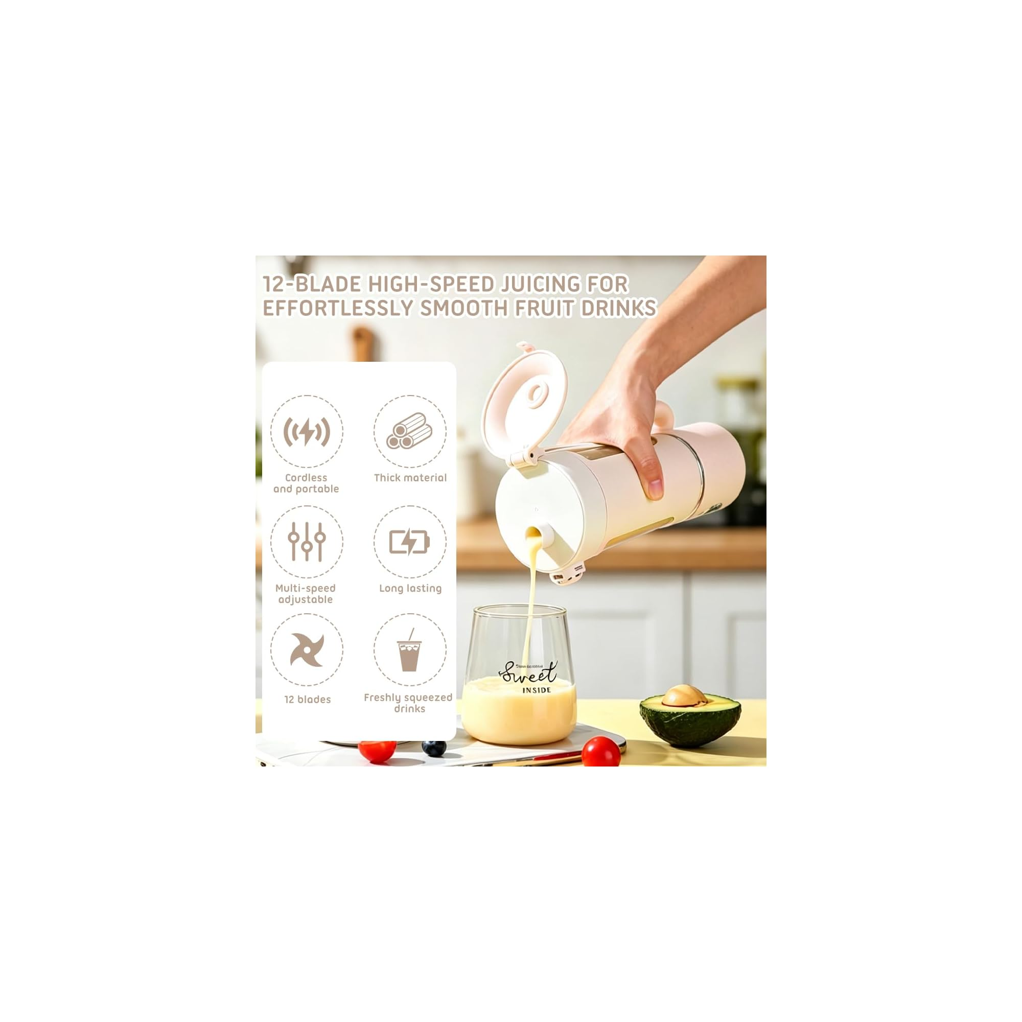 Ein Mixer gießt Saft in ein Glas, daneben eine Avocado und Tomaten.