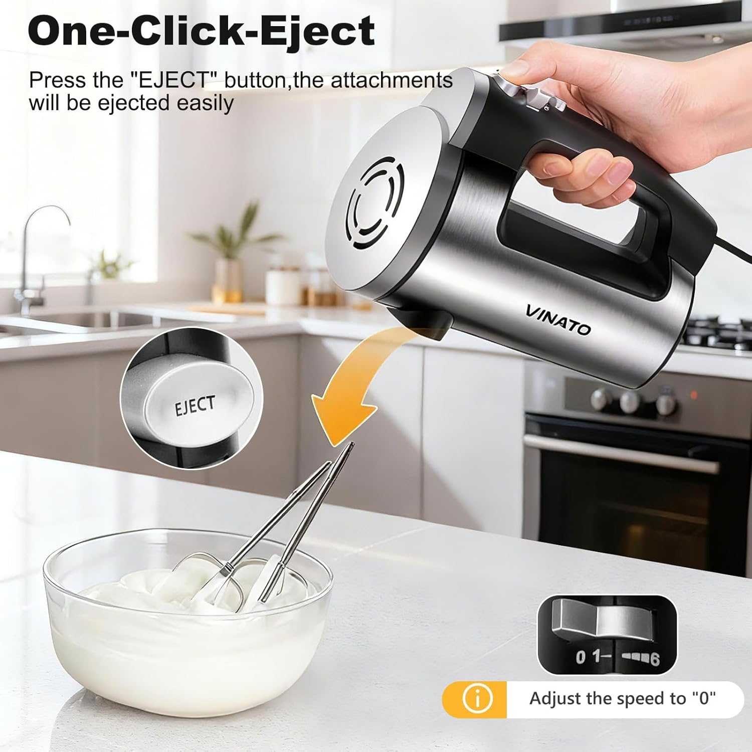Eine Hand drückt den Auswurfknopf eines Vinato-Handmixers über einer Schüssel Schlagsahne.