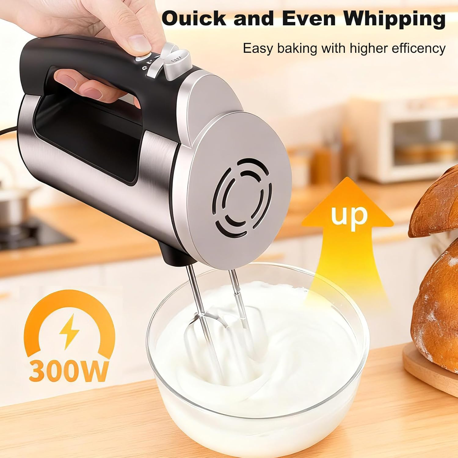 Ein Handmixer mit 300W schlägt Sahne in einer Glasschüssel auf.