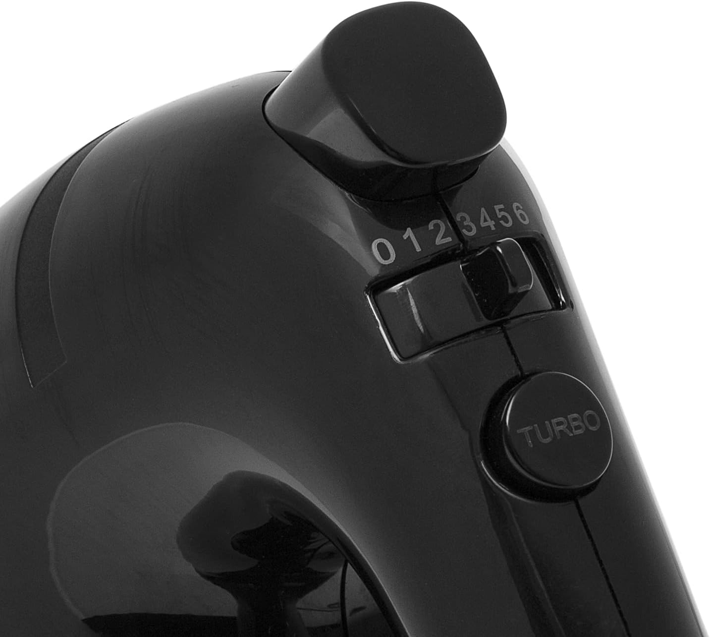 Nahaufnahme eines schwarzen Handmixers mit Geschwindigkeitsregler und Turbotaste.