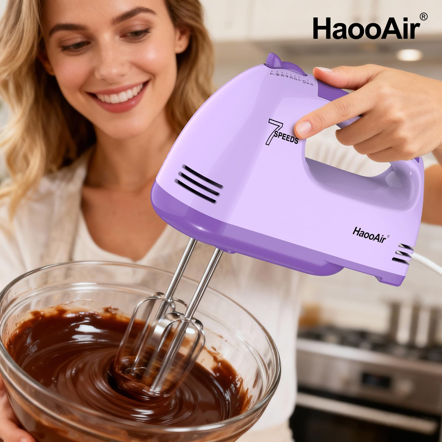Eine Frau mixt mit einem lila Handmixer Schokoladensoße in einer Glasschüssel.