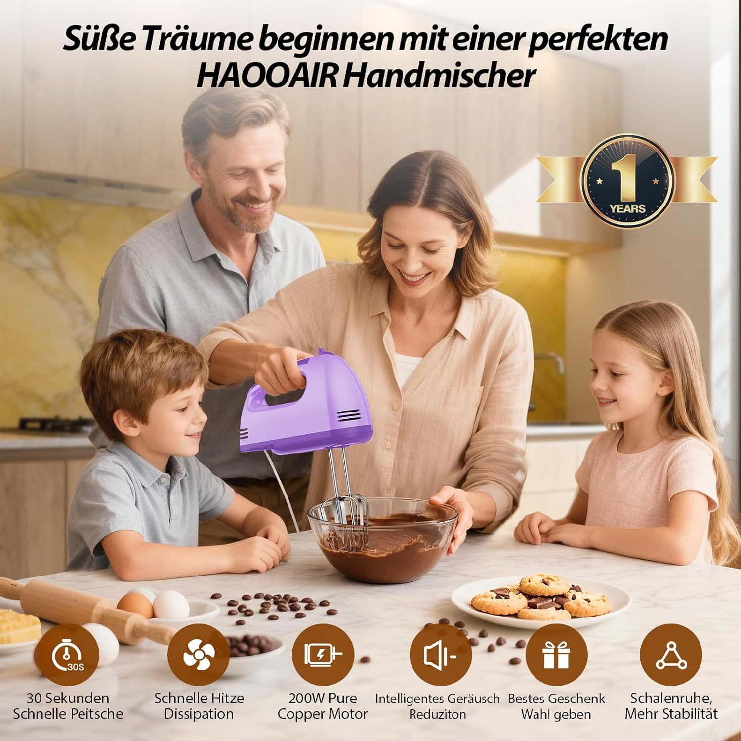 Familie bereitet Schokoladenkuchen zu, mit Handmixer und Keksen auf dem Tisch.