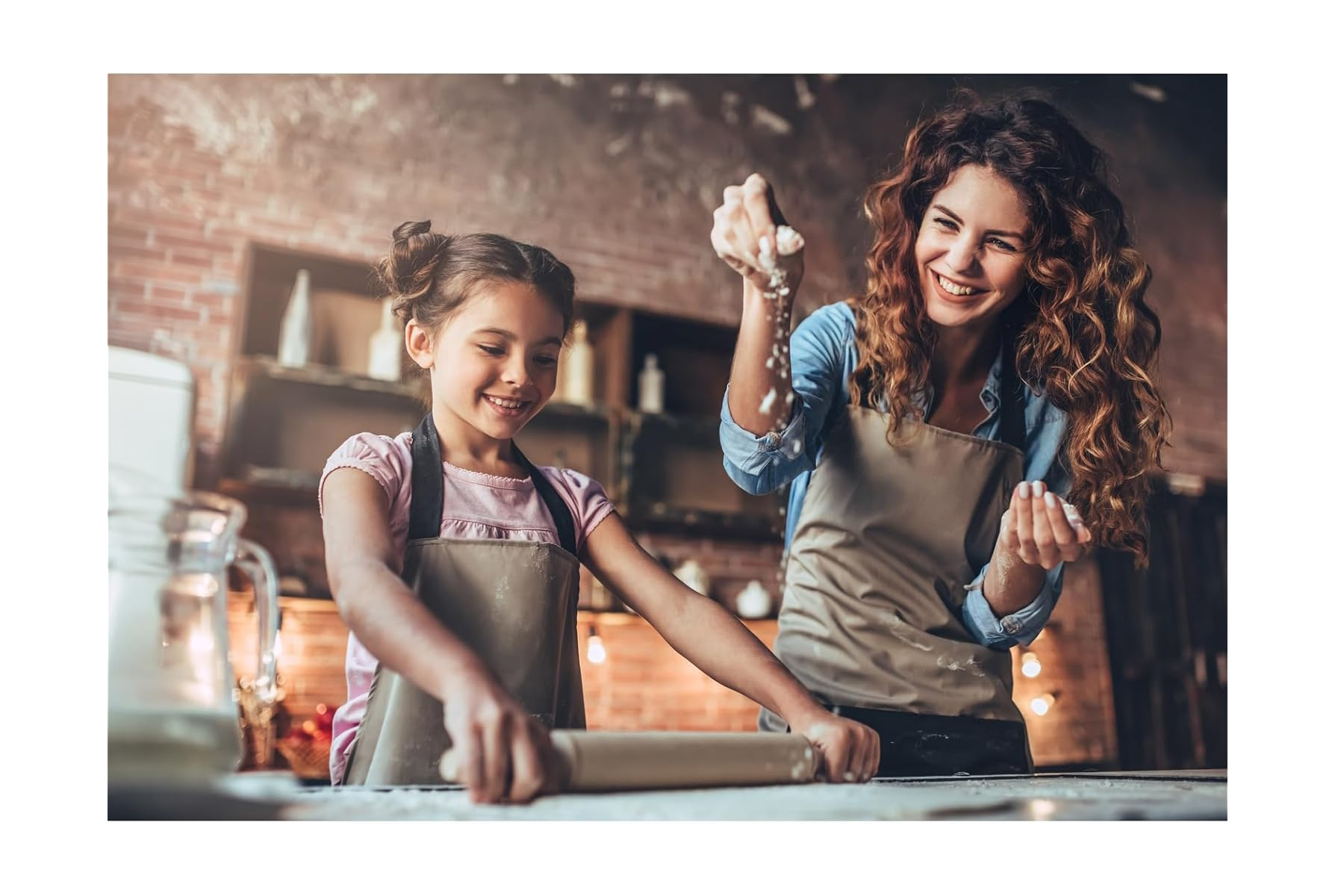 Mutter und Tochter backen zusammen in der Küche, Mehl fliegt durch die Luft.