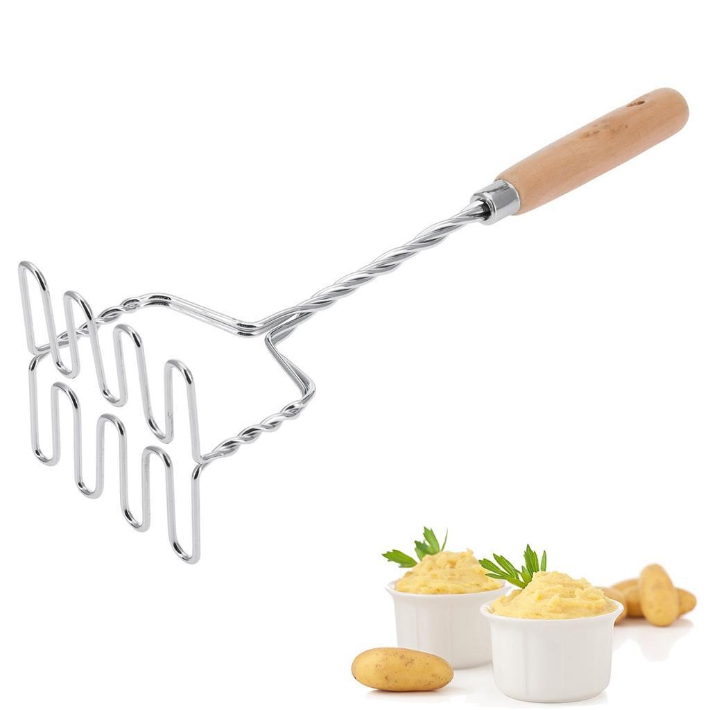 Kartoffelstampfer mit Holzgriff und zwei Schüsseln Kartoffelpüree.