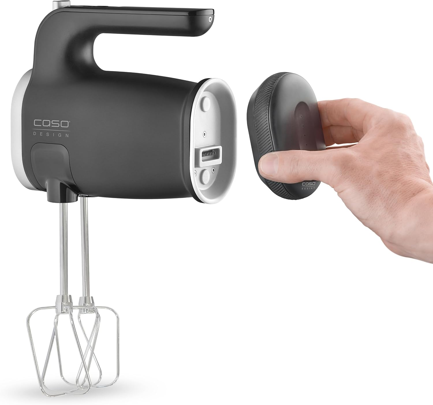 Eine Hand befestigt eine schwarze Kappe an einem schwarzen Handmixer mit silbernen Rührbesen.