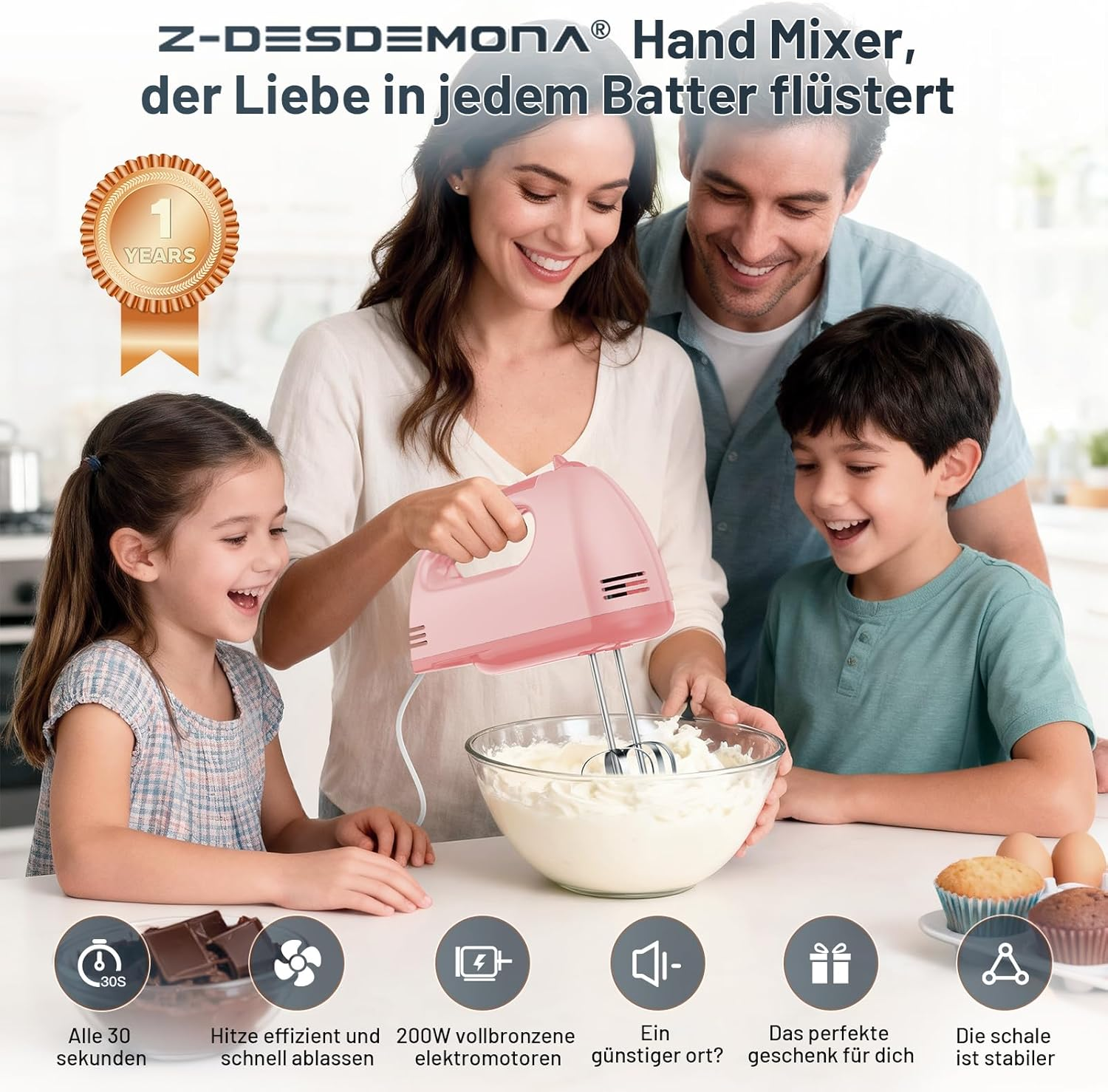 Eine Familie verwendet einen rosa Handmixer, um Teig in einer Schüssel zu schlagen.