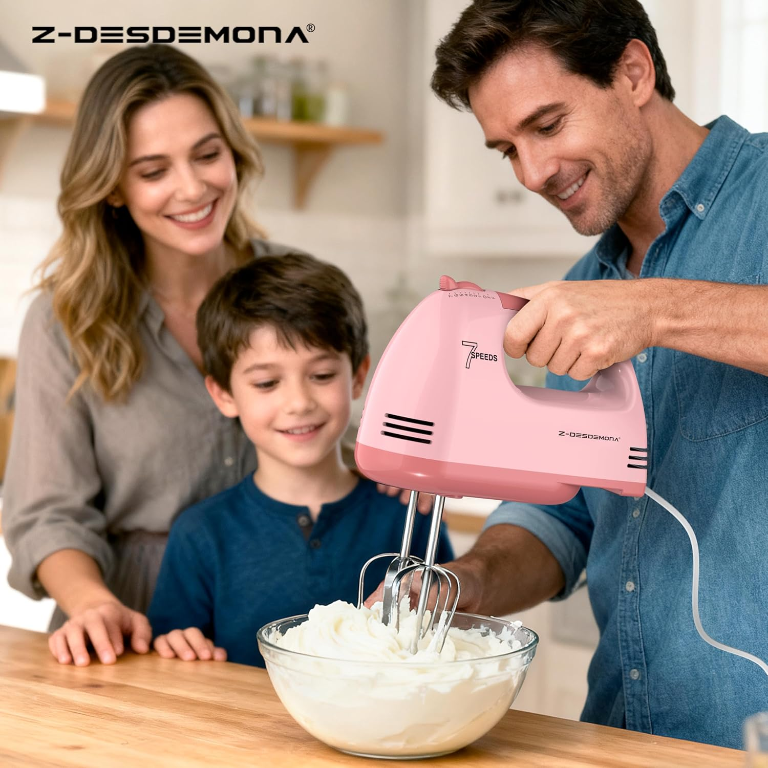 Mann, Frau und Kind backen zusammen mit einem rosa Handmixer in einer Schüssel.