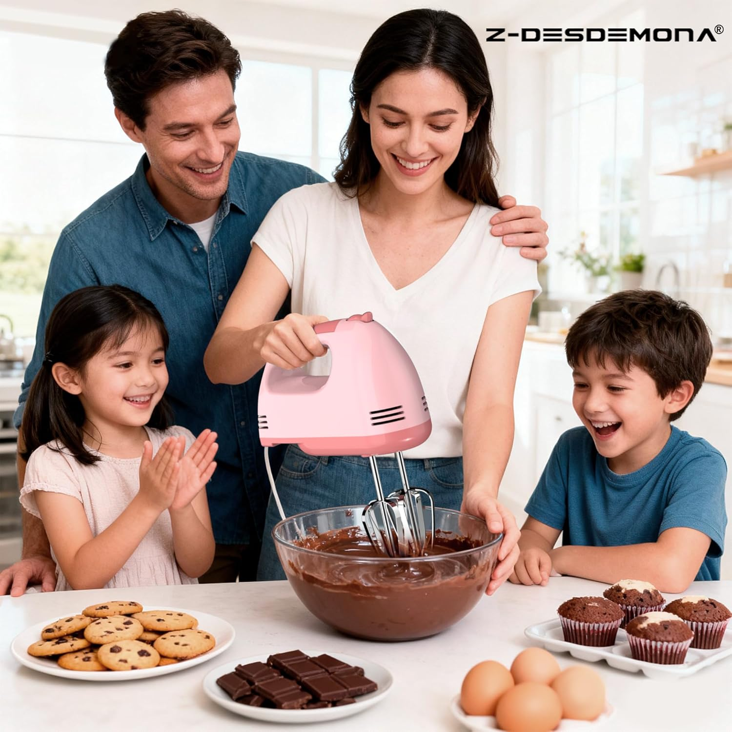 Familie mischt Schokolade mit Mixer. Kekse, Muffins und Eier sind zu sehen.