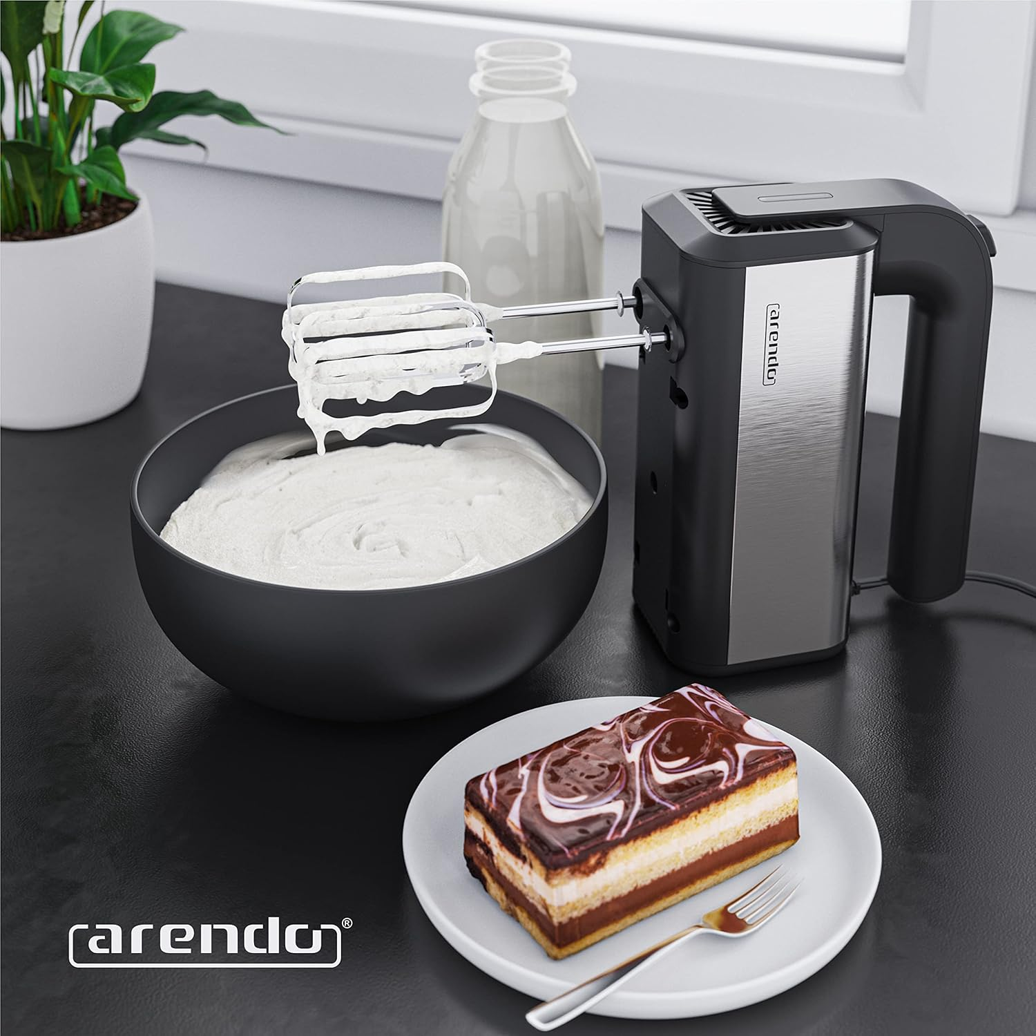 Ein Handmixer neben einer Schüssel mit Sahne und einem Kuchenstück.