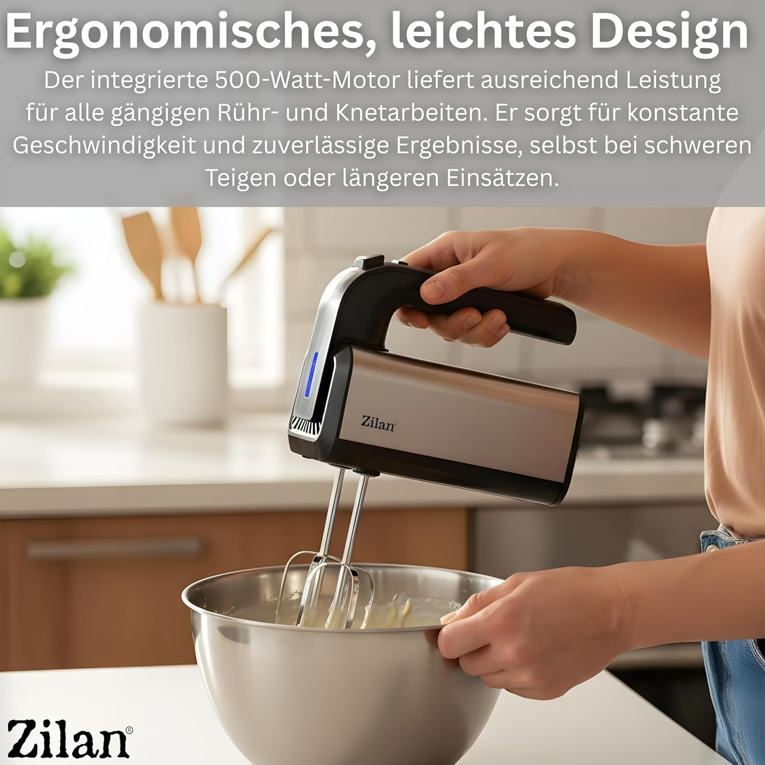 Eine Hand hält einen silbernen Handmixer über einer Edelstahlschüssel.
