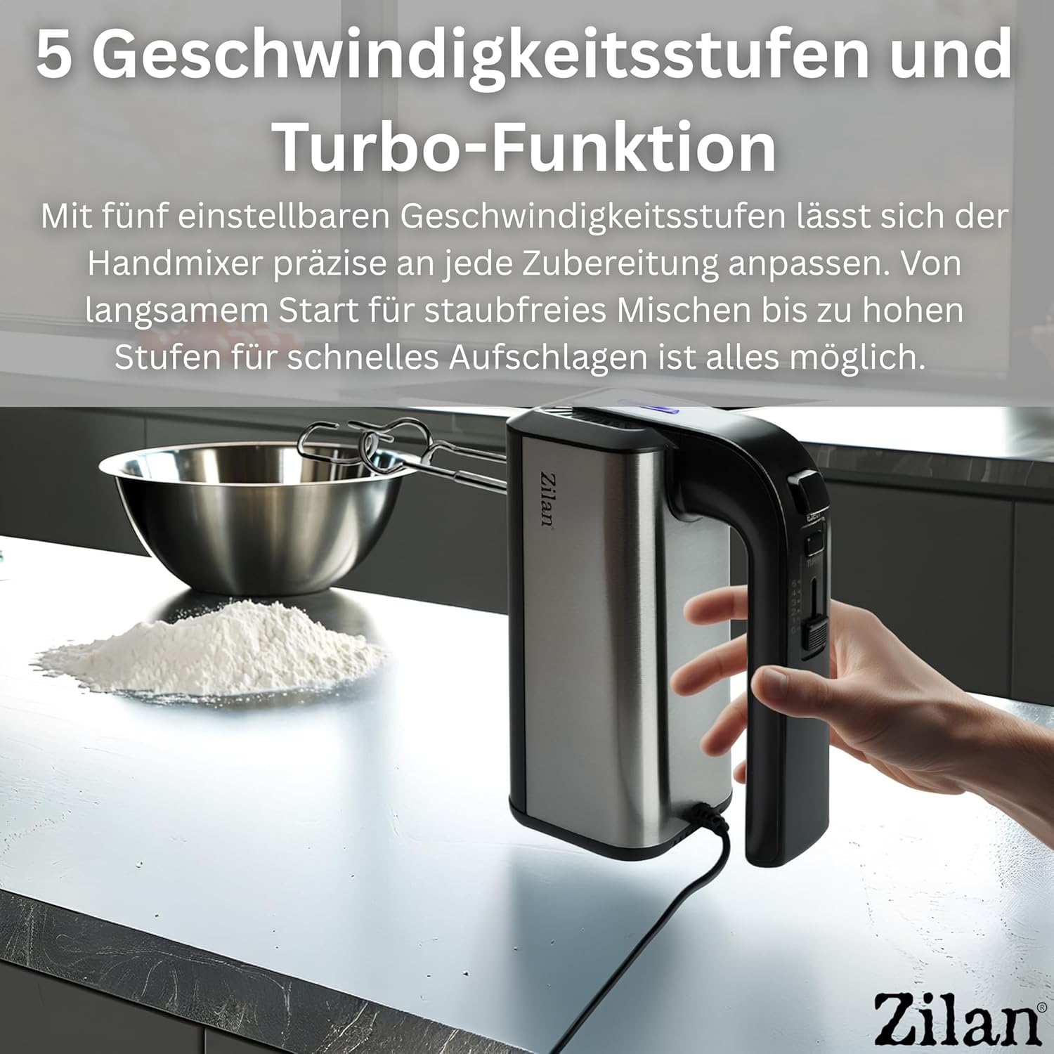 Ein silberner Handmixer mit schwarzem Griff steht neben einer Schüssel mit Mehl.
