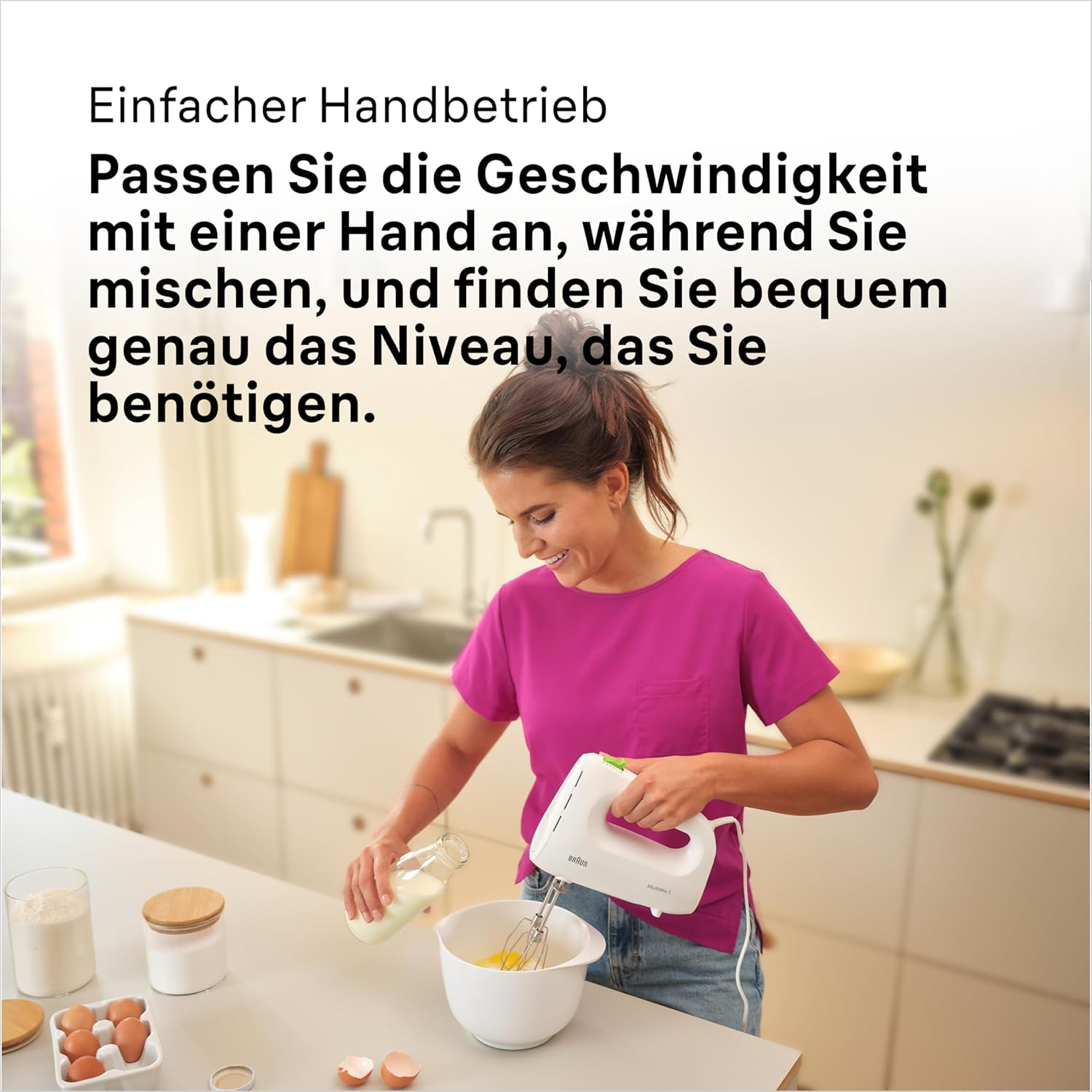 Eine Frau mixt in einer Küche. Sie gießt Milch in eine Schüssel mit Eiern.