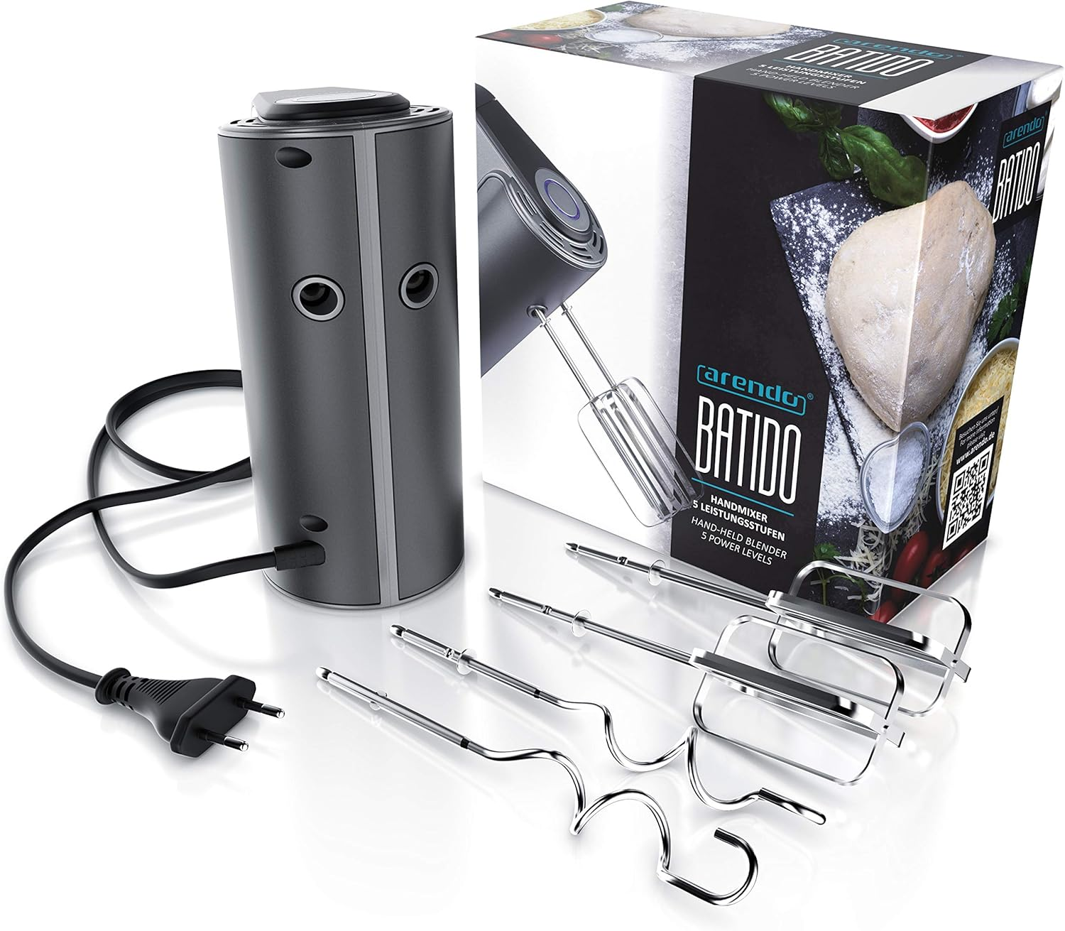 Grauer Handmixer mit Kabel, Stecker und drei Zubehörteilen neben einer Produktverpackung.
