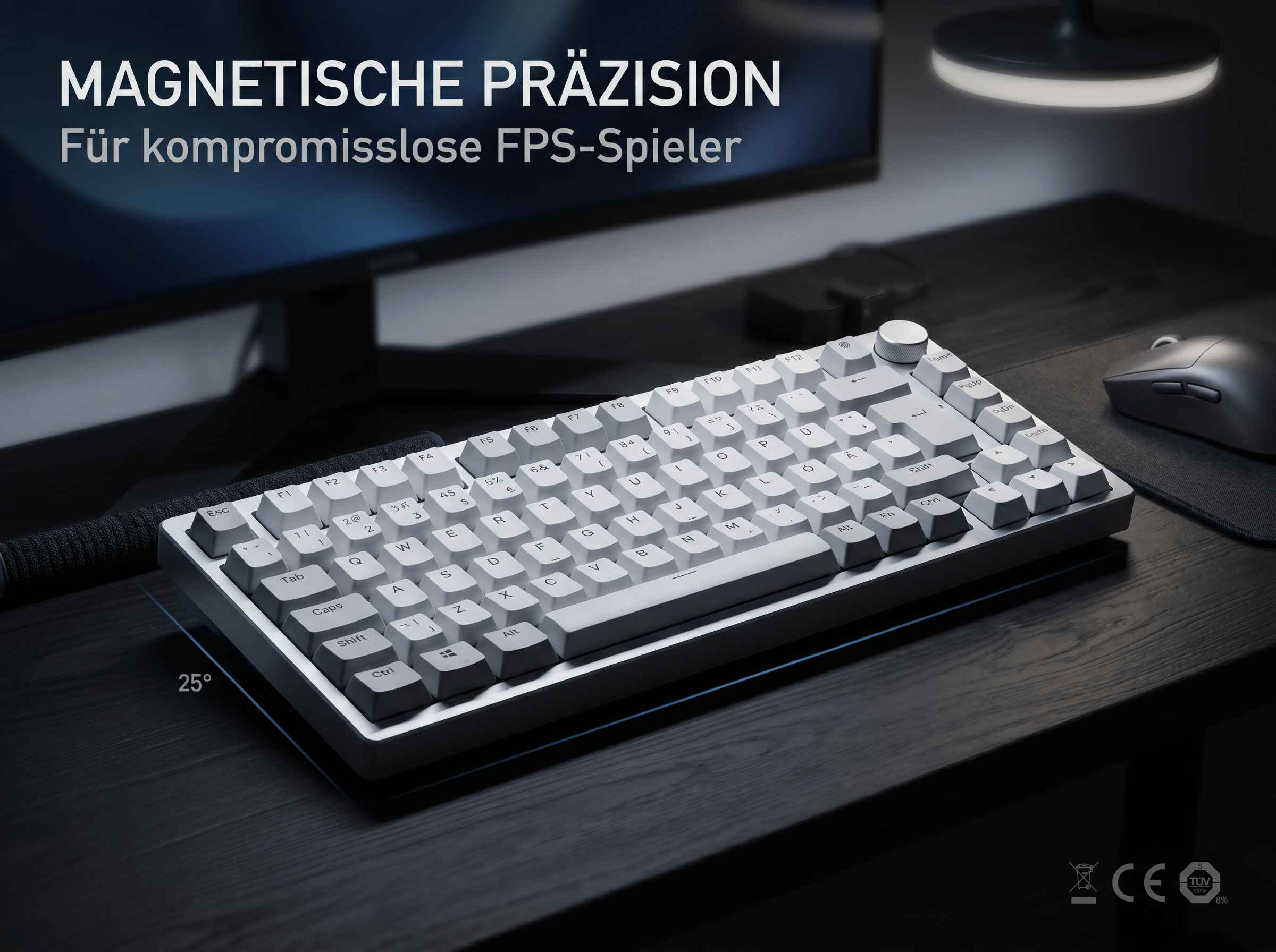Eine weiße Tastatur mit Drehknopf steht auf einem dunklen Schreibtisch. Ein Maus ist rechts daneben.