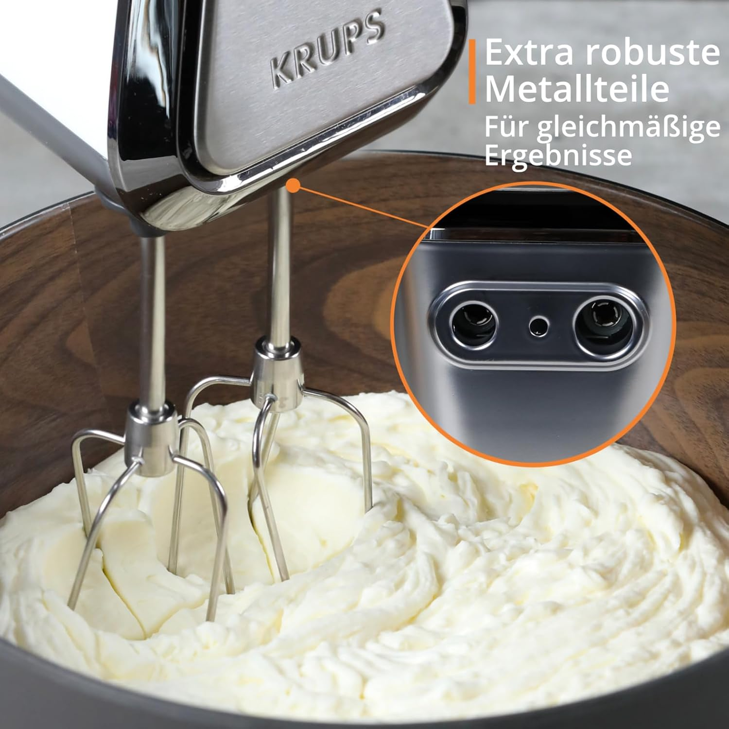 Ein KRUPS Handmixer mit Metallteilen schlägt Sahne in einer Holzschüssel.