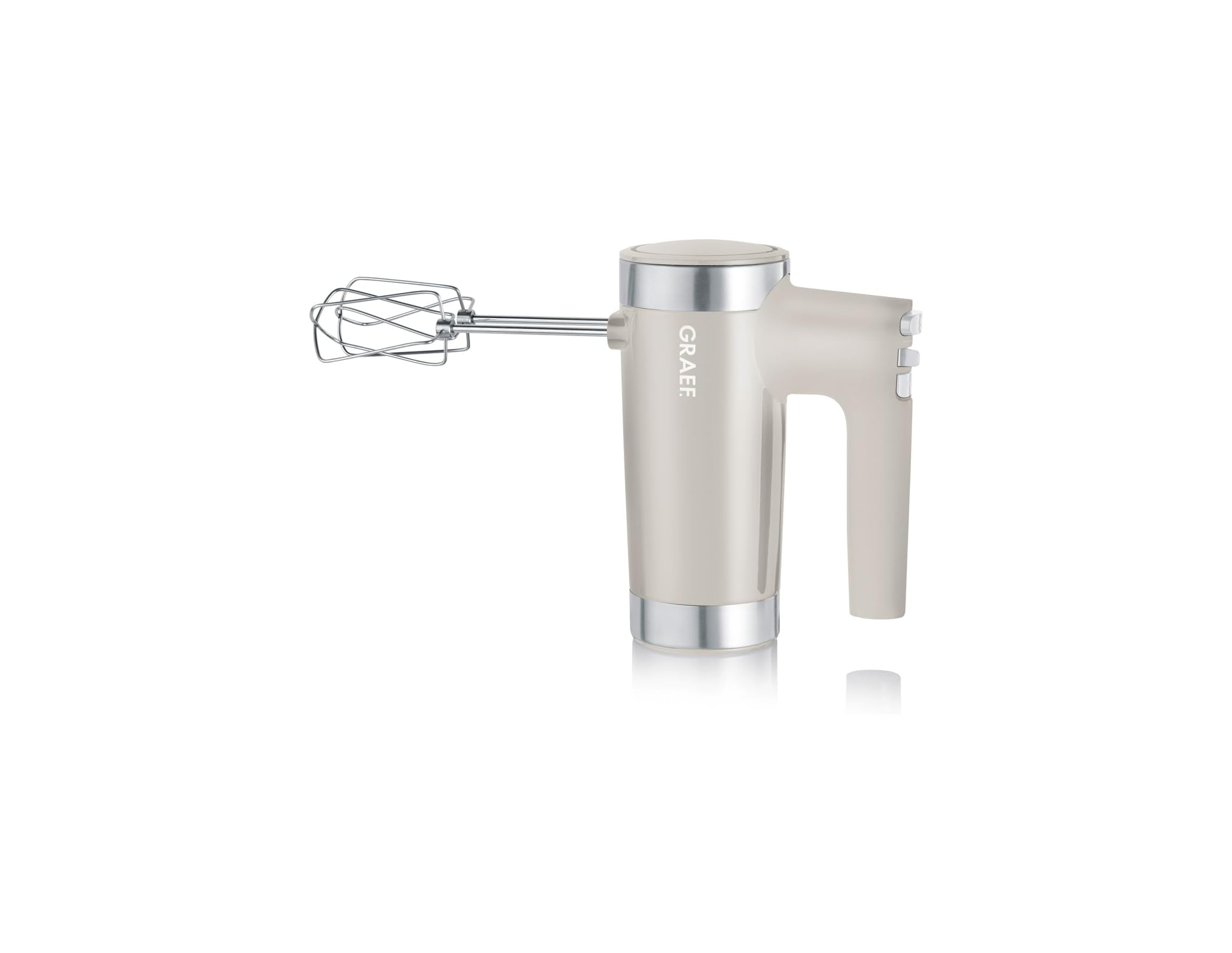 Ein cremefarbener Handmixer mit silbernen Akzenten und Rührbesen.