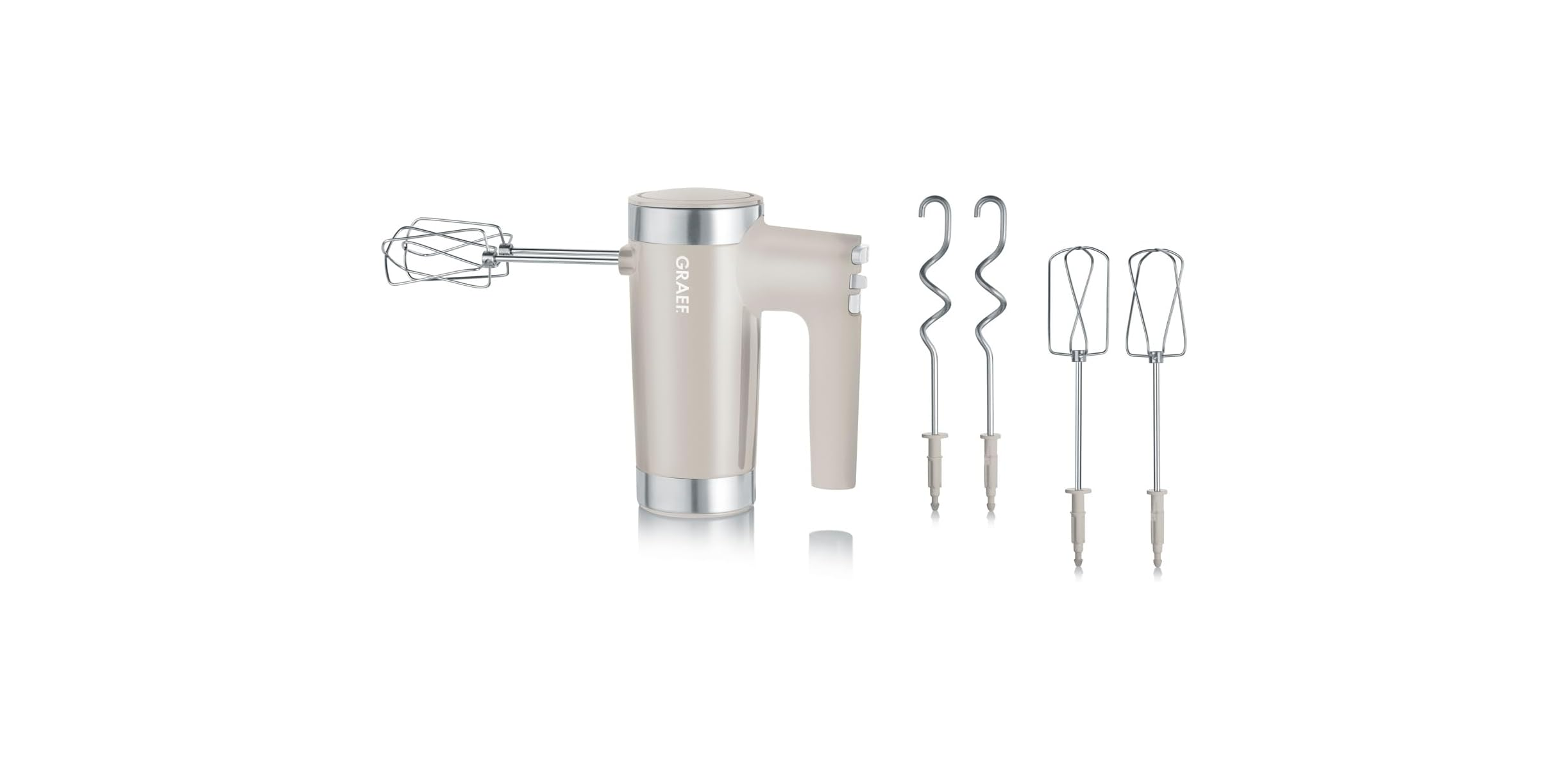 Ein beiger GRAEF Handmixer mit Schneebesen und Knethaken auf weißem Hintergrund.