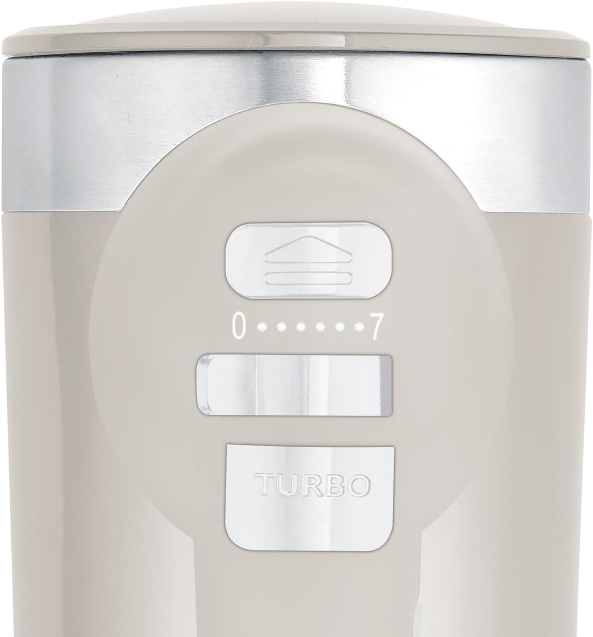 Nahaufnahme eines beigen Mixer-Bedienfelds mit Geschwindigkeitsregler und Turboknopf.