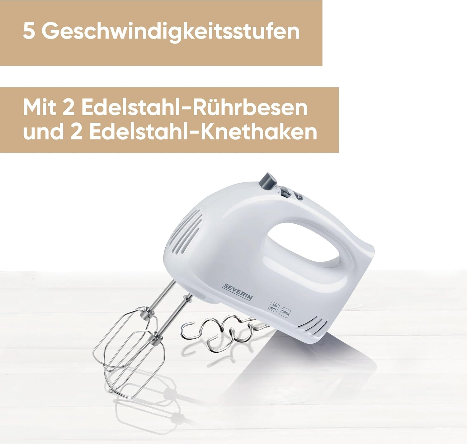 Ein weißer Handmixer mit Edelstahl-Rührbesen und Knethaken auf hellem Holz.
