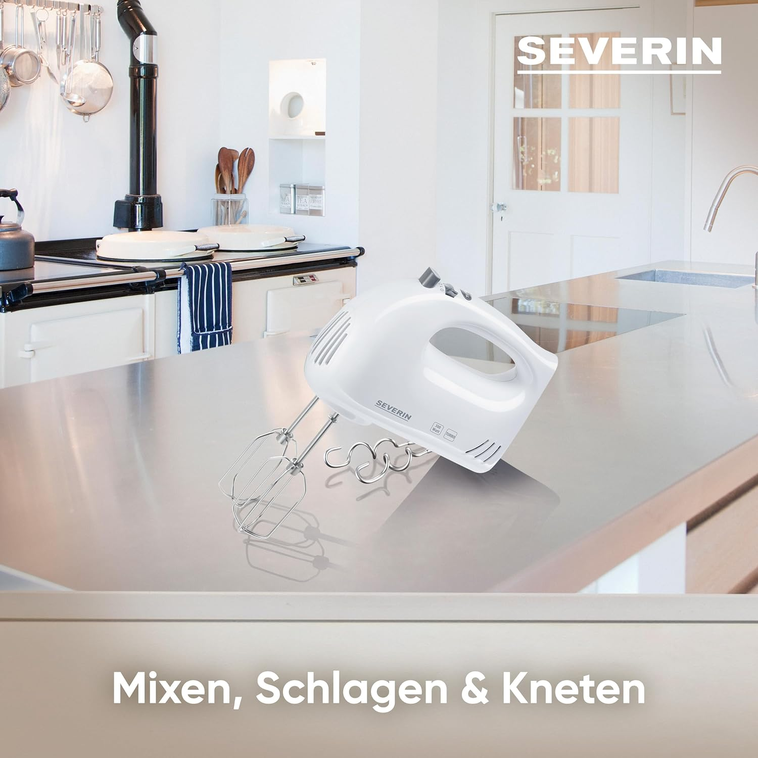 Ein weißer Handmixer mit Rührbesen und Knethaken steht auf einer Metallarbeitsplatte.