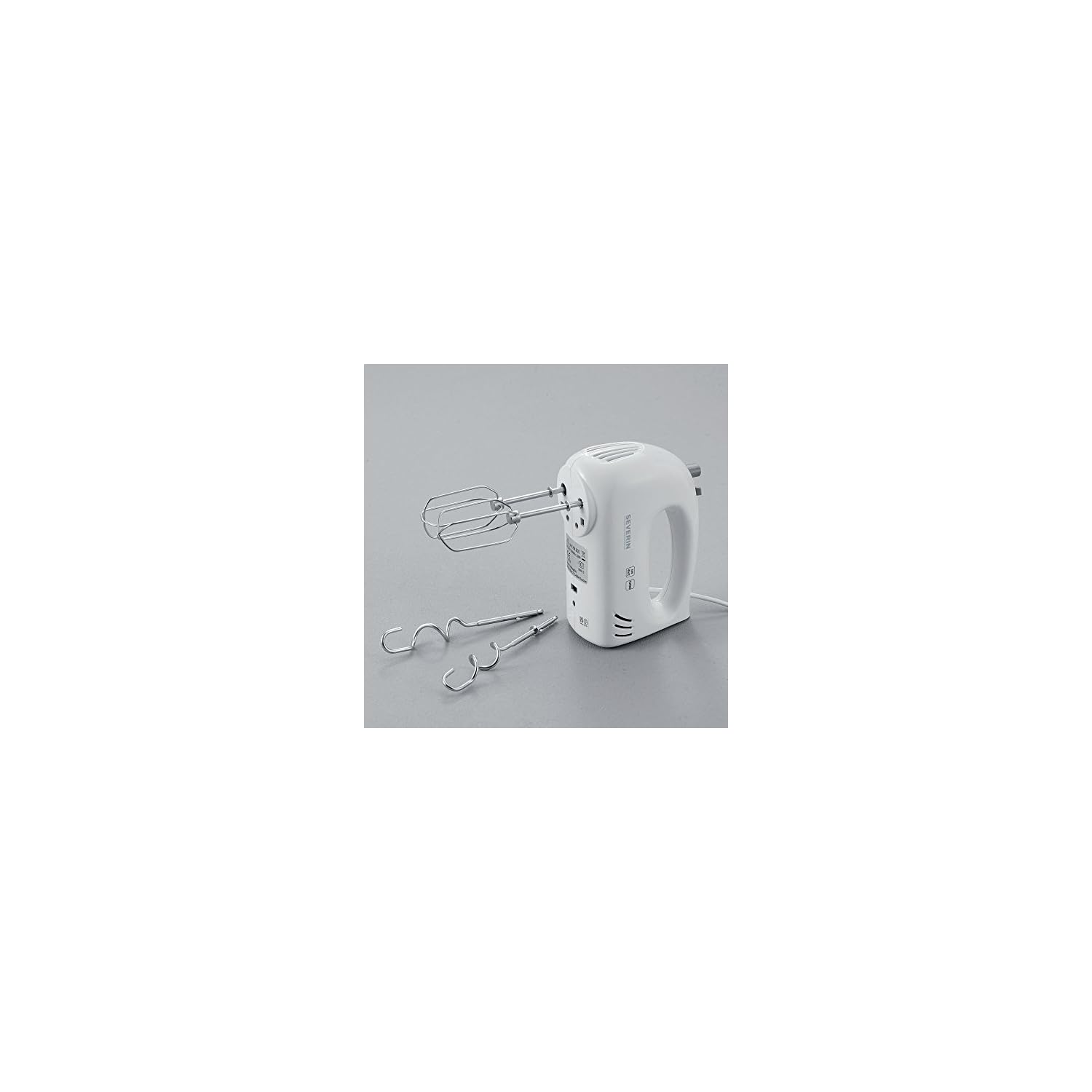 Ein weißer Handmixer mit Schneebesen und Knethaken auf grauem Untergrund.