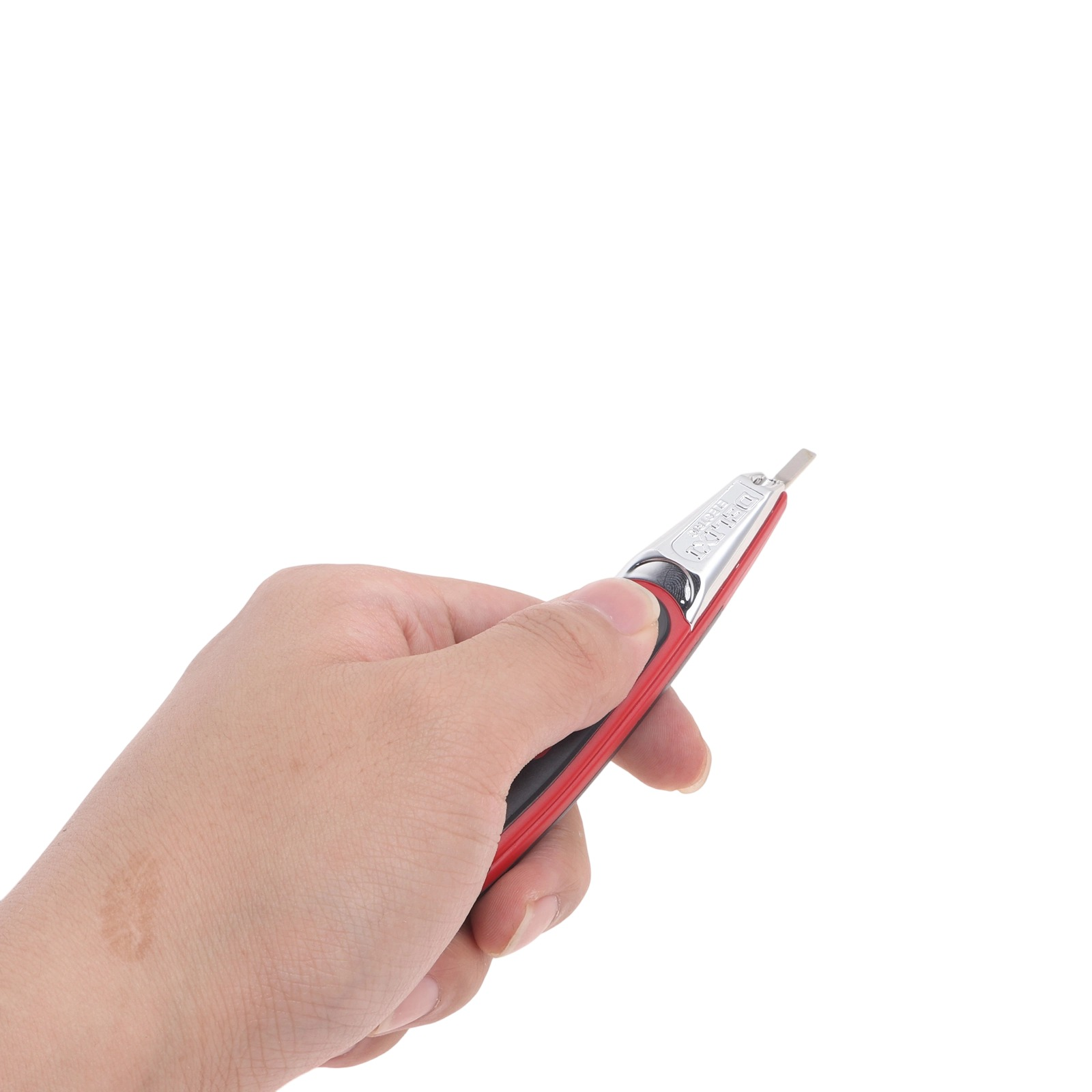Eine Hand hält ein rotes Cuttermesser mit ausgefahrener Silberschneide. Nahaufnahme.