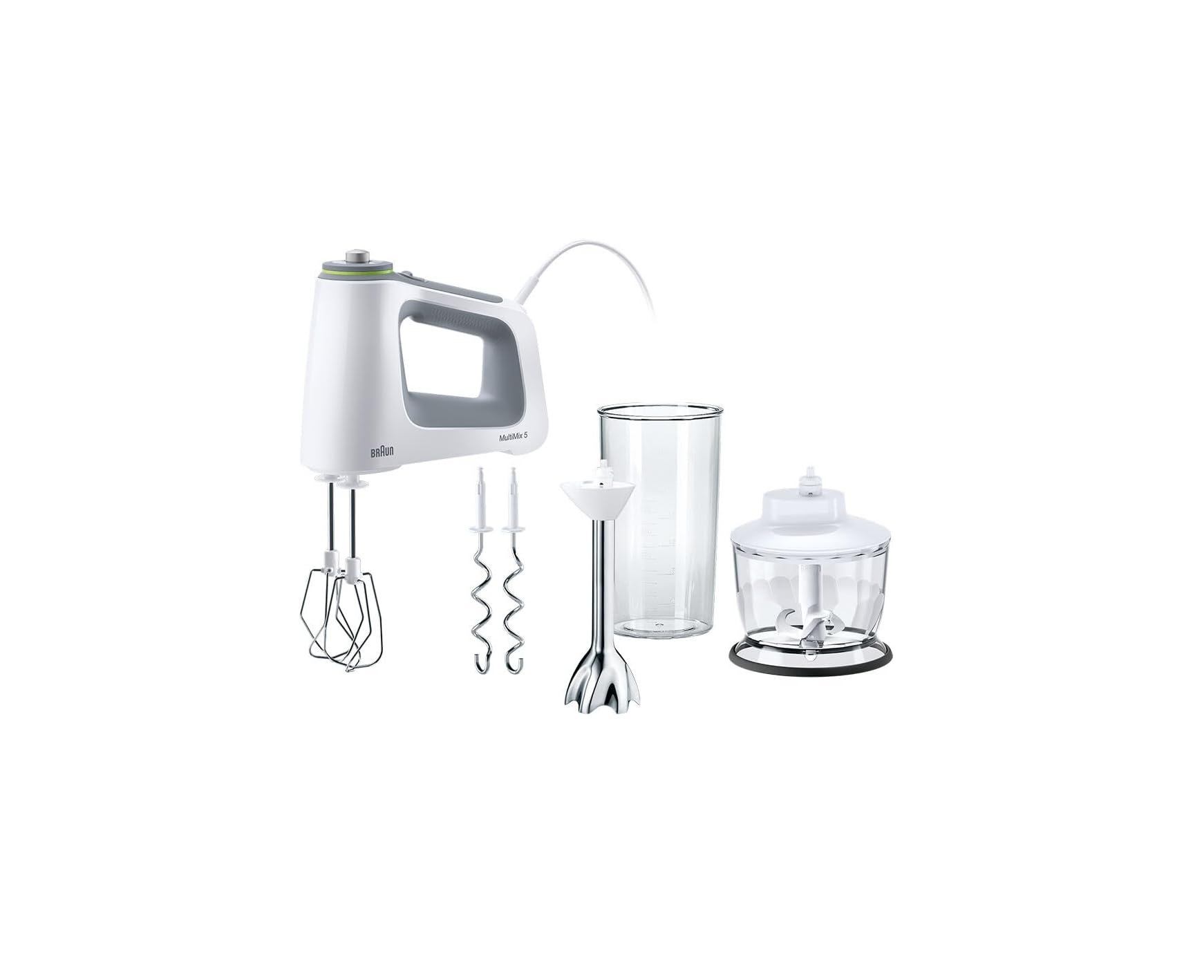 Ein weißer Handmixer mit Zubehör: Schneebesen, Quirl, Messbecher und Zerkleinerer.