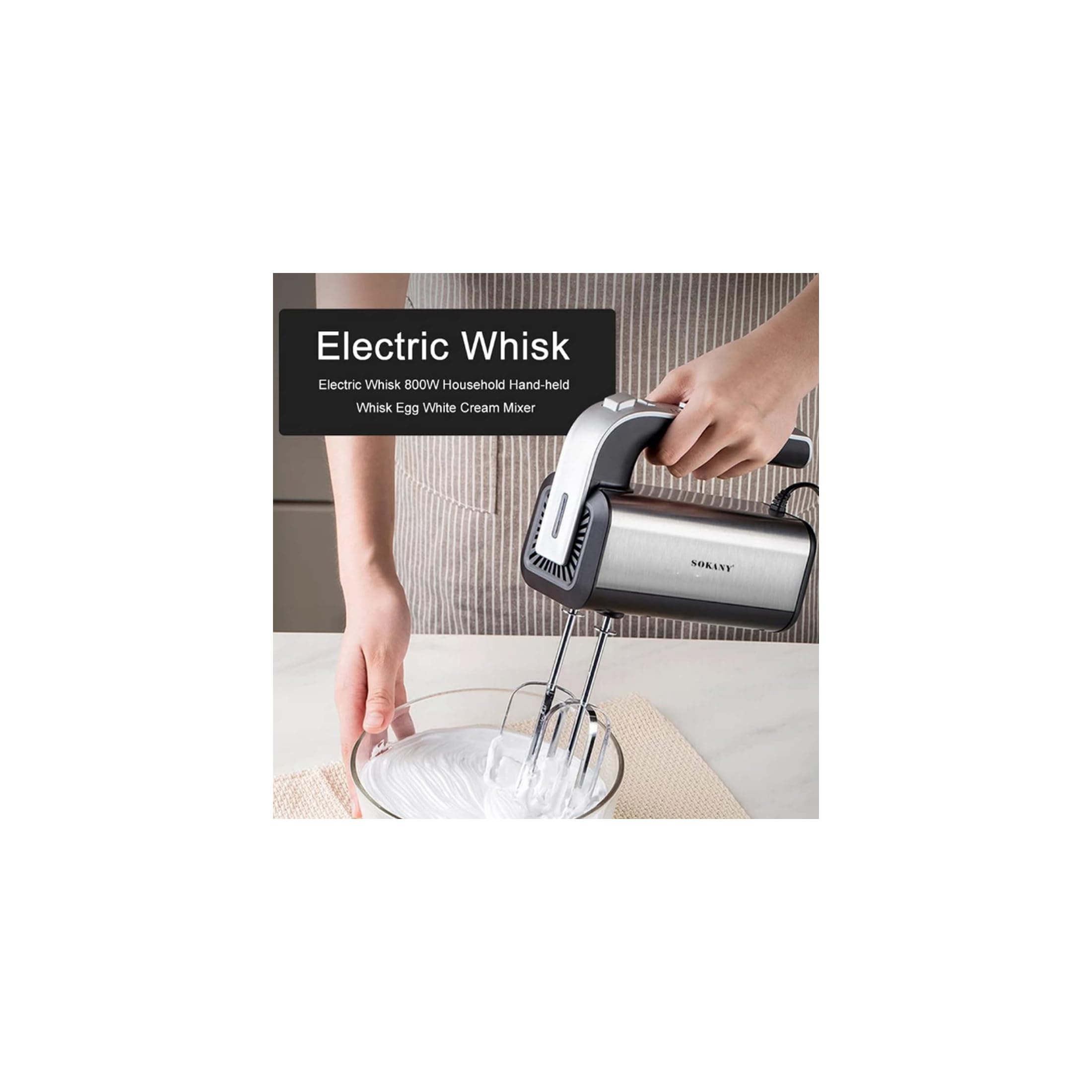 Eine Hand hält einen silbernen elektrischen Mixer, der weiße Sahne in einer Glasschüssel aufschlägt.