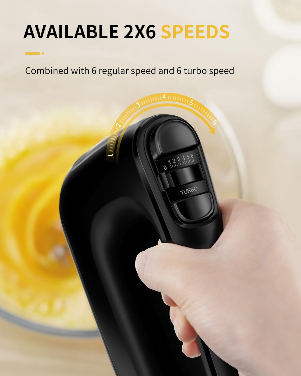Schwarzer Handmixer im Einsatz, mit Geschwindigkeitsregler und Turboknopf.