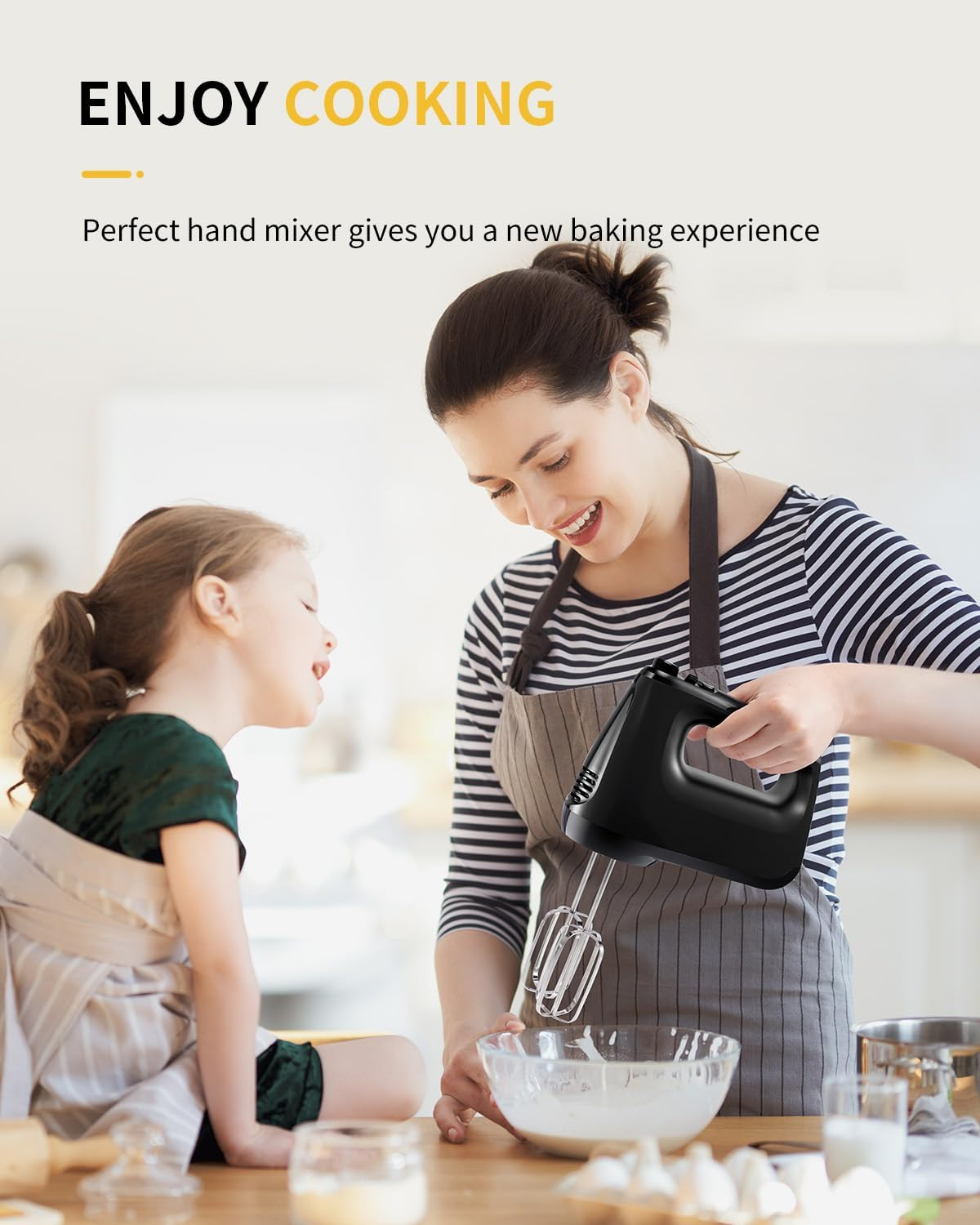 Eine Frau und ein Kind backen zusammen mit einem Handmixer in einer Küche.