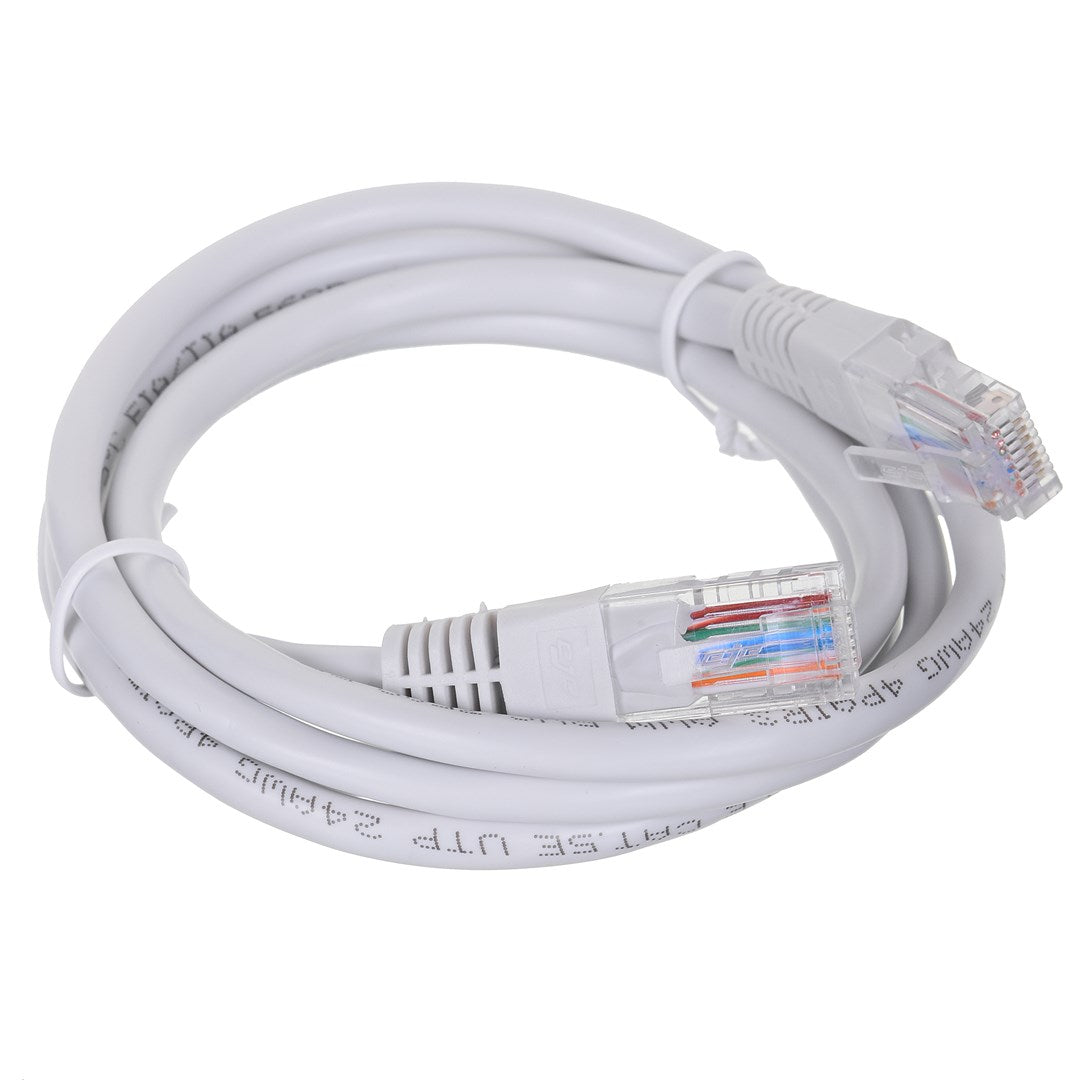 Biały kabel Ethernet z przezroczystymi złączami i kolorowymi przewodami.