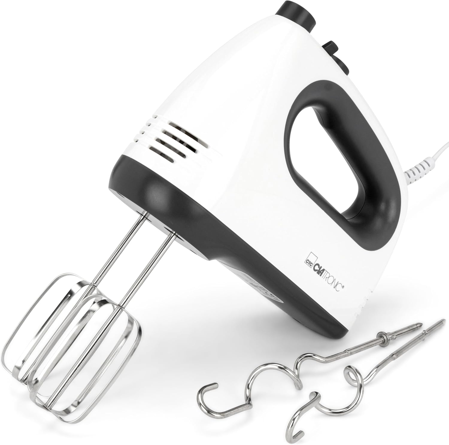 Ein weißer und schwarzer Clatronic Handmixer mit Rührbesen und Knethaken auf weißem Grund.