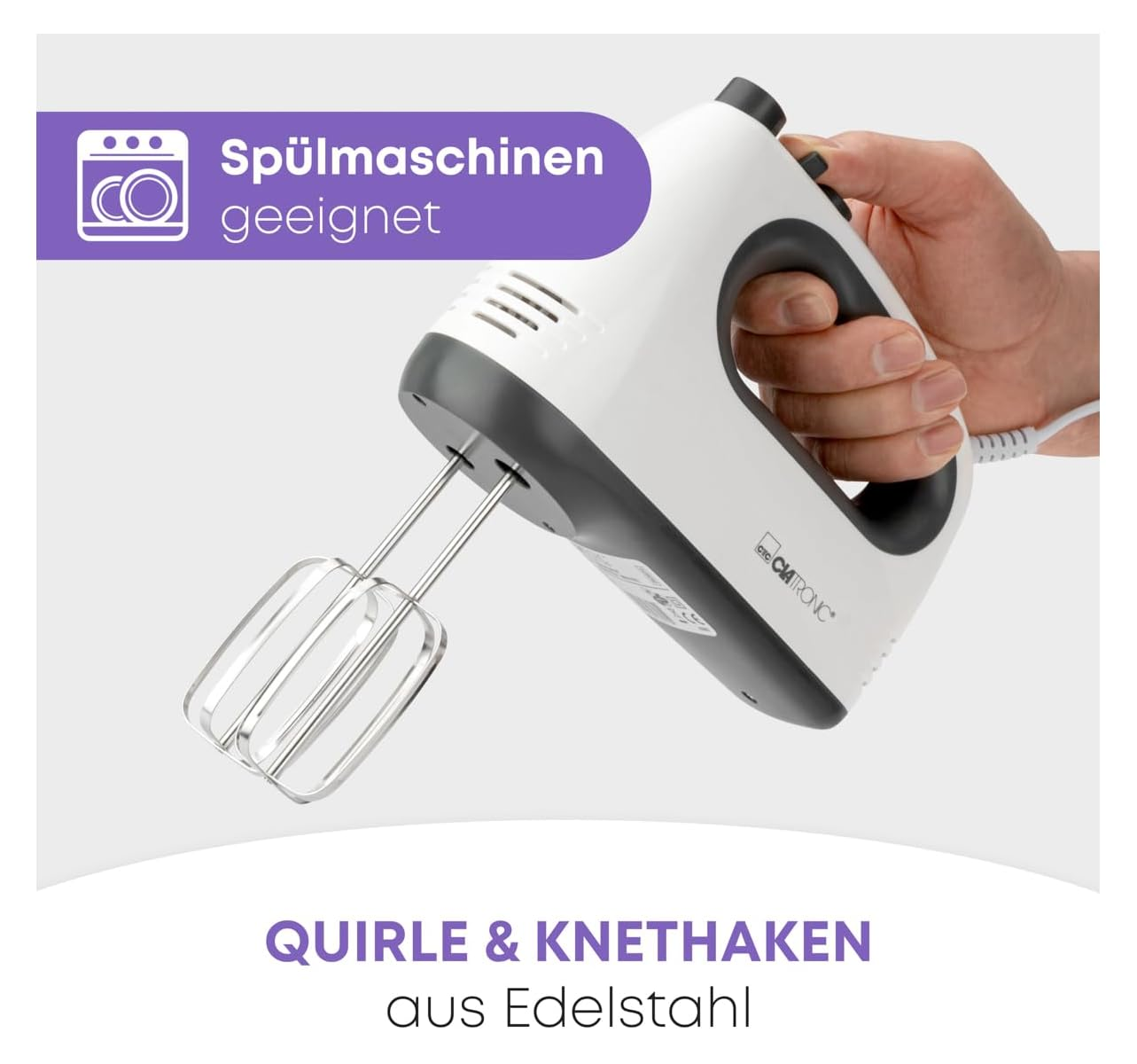 Ein weißer Handmixer mit grauen Akzenten, gehalten von einer Hand.