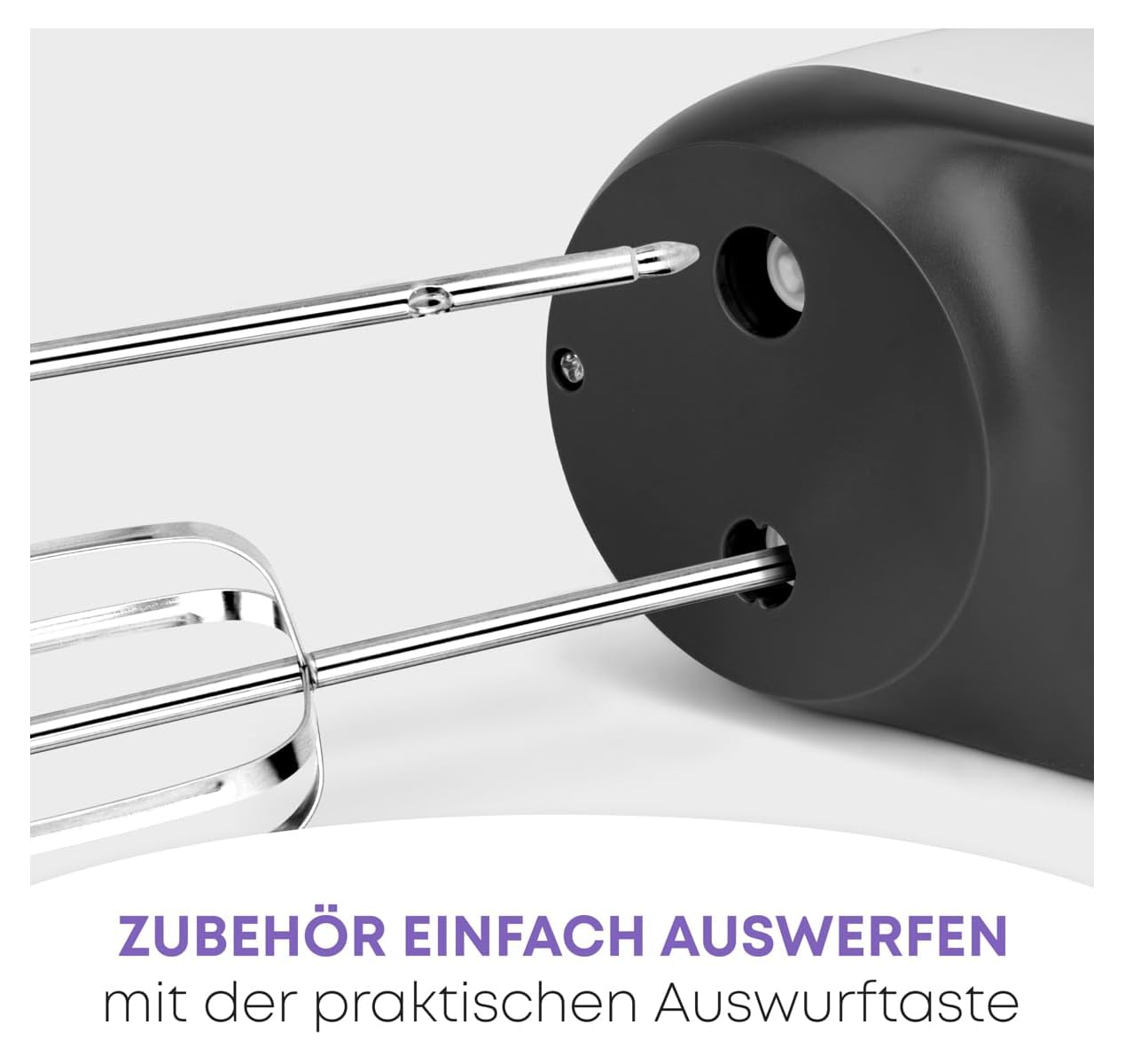 Nahaufnahme eines Handmixers mit Chrom-Schneebesen und schwarzem Gehäuse.