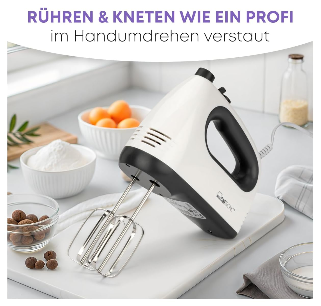 Ein weißer Handmixer mit Schüssel und Zutaten für Kuchen.
