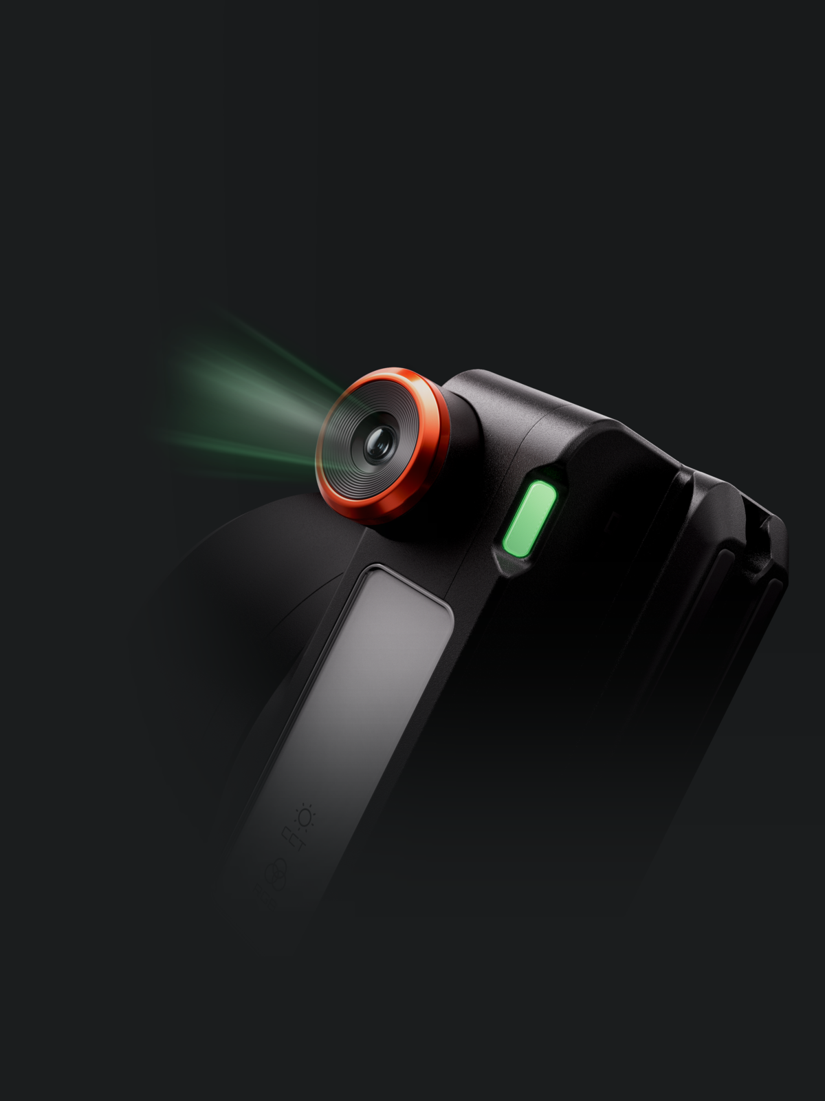 Schwarze Kamera mit orangefarbenem Objektivring gibt grünes Licht ab. Grüne Leuchte an.