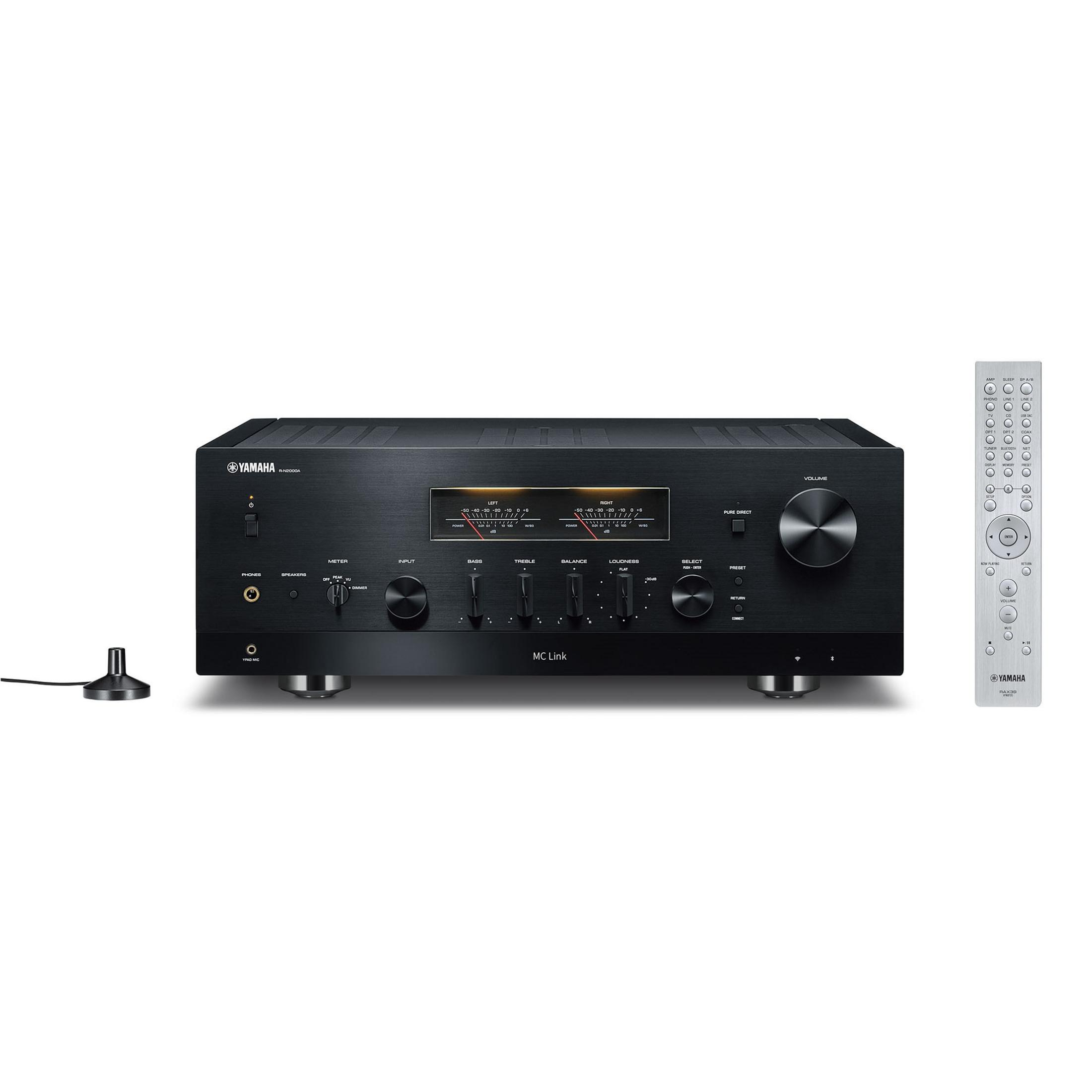 Uzaktan kumanda ve mikrofonlu siyah Yamaha amplifikatör.