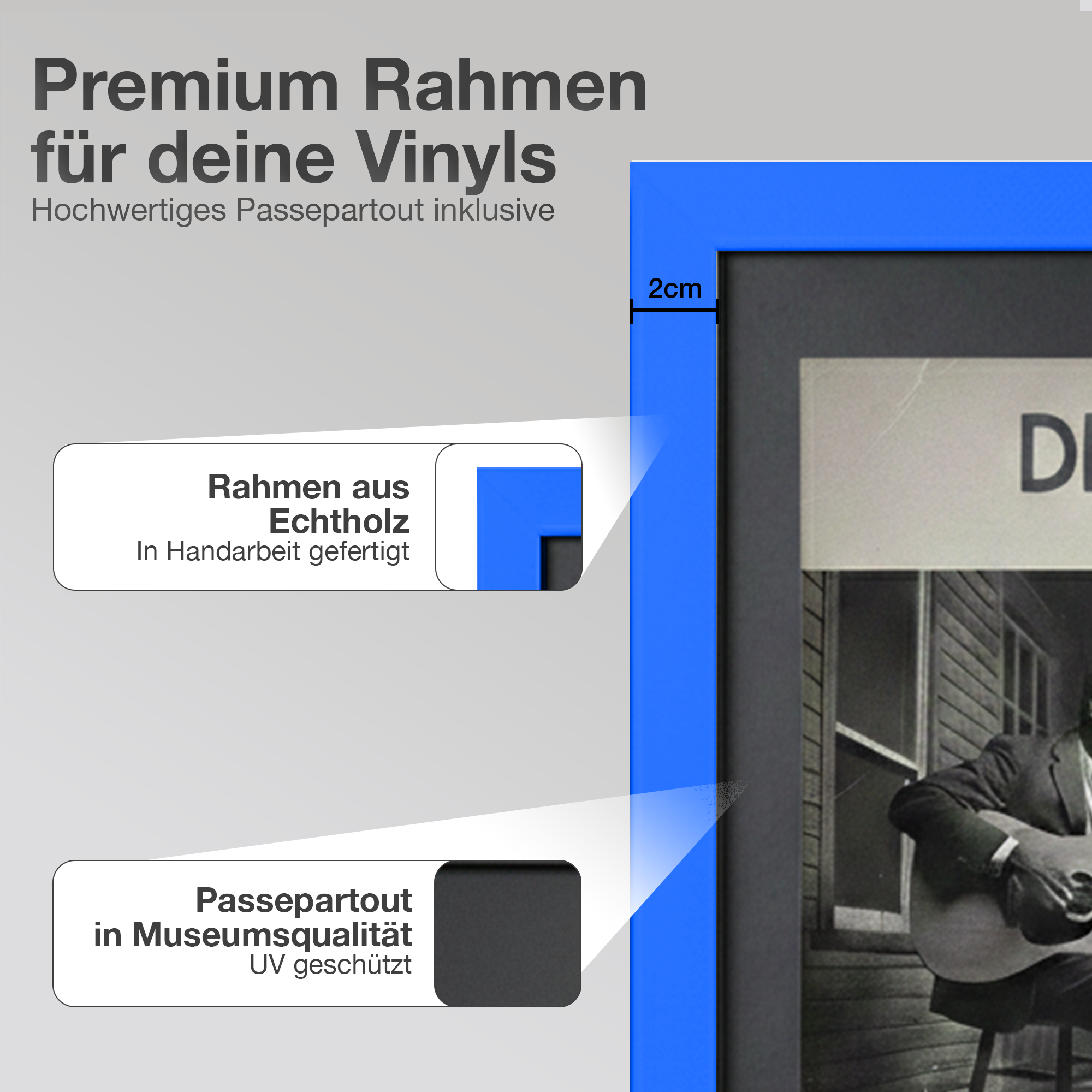 Blauer Rahmen mit Passepartout und Bild eines Mannes mit Gitarre.