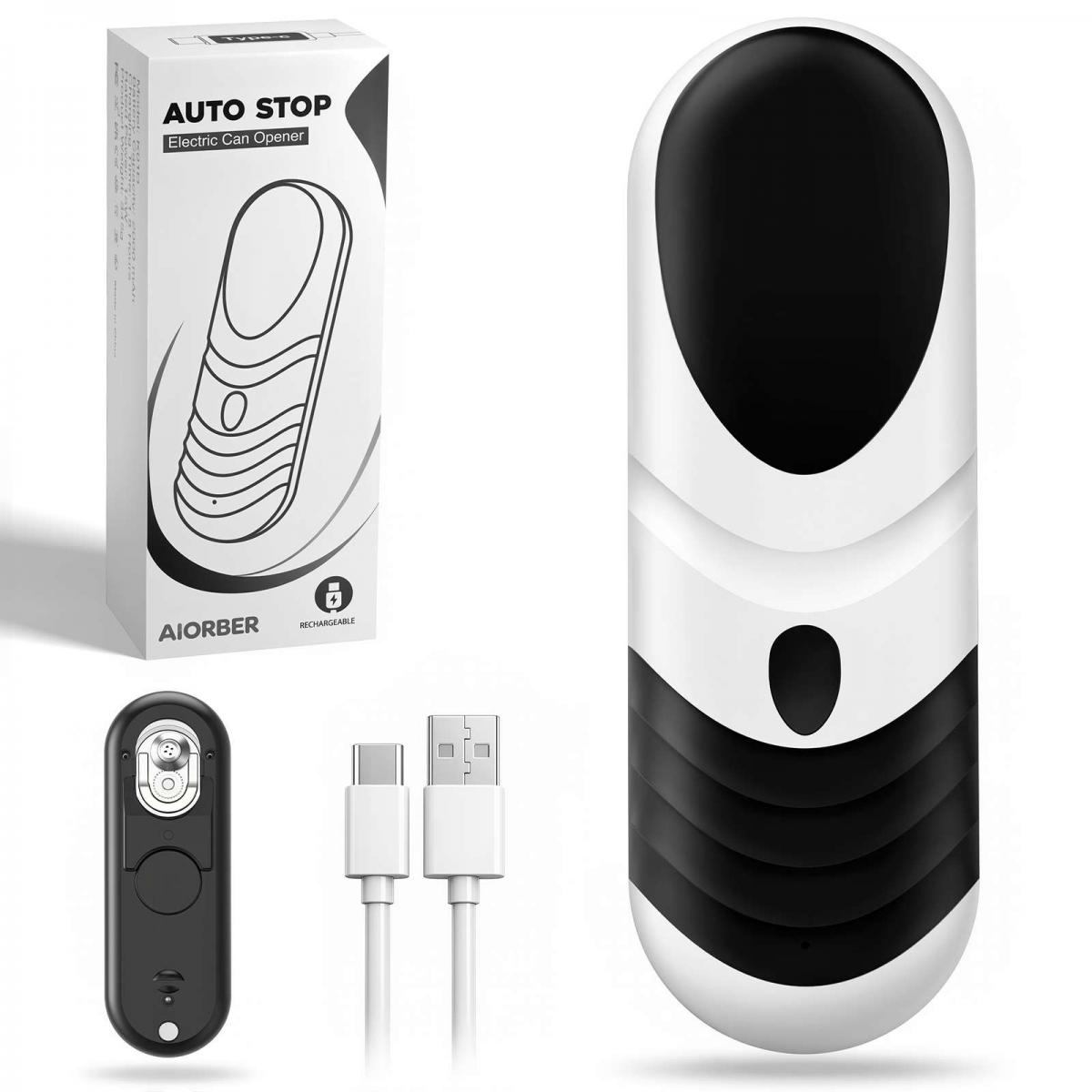 Weißer und schwarzer elektrischer Dosenöffner, Ladekabel und eine schwarze Fernbedienung auf Weiß.