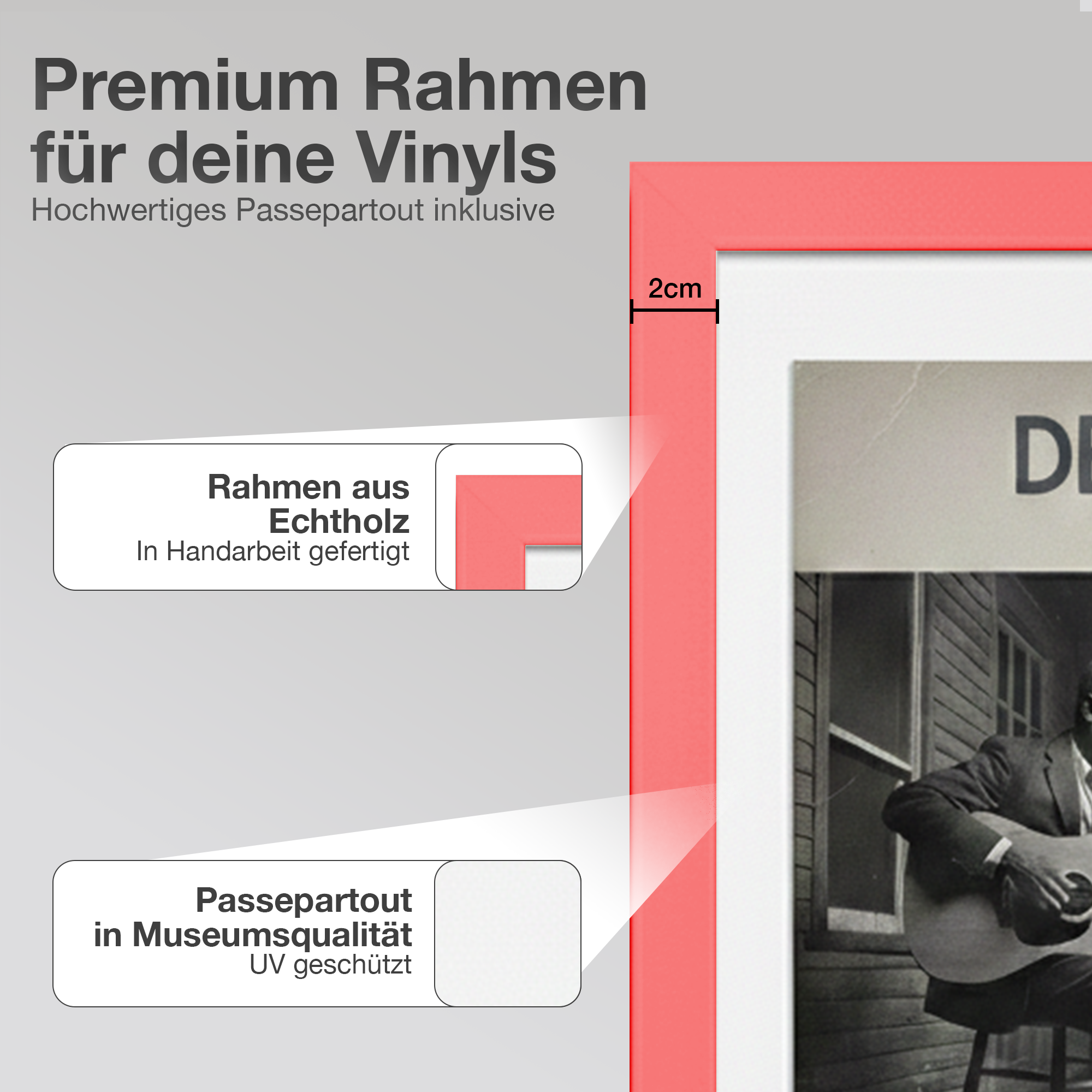Ein roter Vinyl-Rahmen mit Passepartout zeigt ein Schwarz-Weiß-Foto eines Mannes.