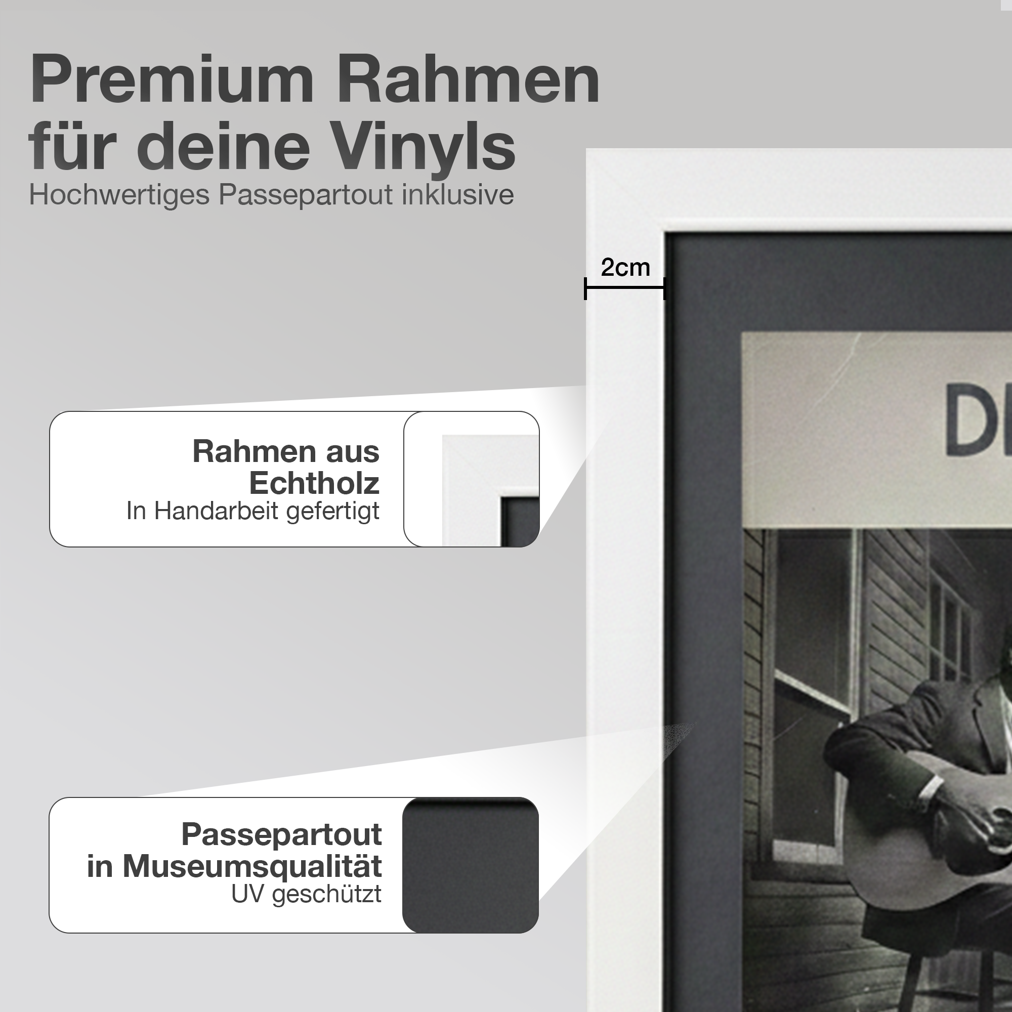 Ein weißer Bilderrahmen mit Passepartout zeigt ein Schwarz-Weiß-Foto eines Mannes mit Gitarre.
