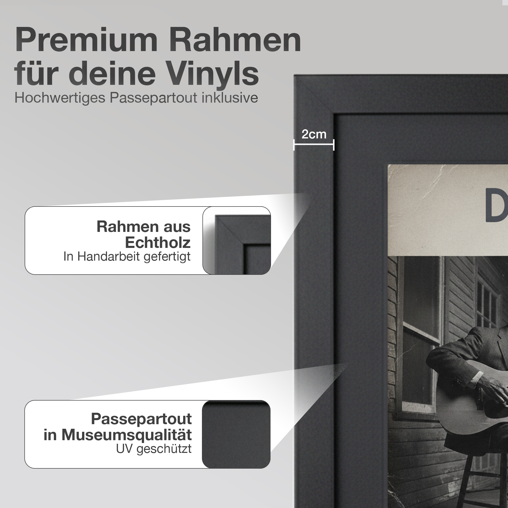 Ein schwarzer Bilderrahmen mit Text und Foto eines Mannes mit Gitarre.