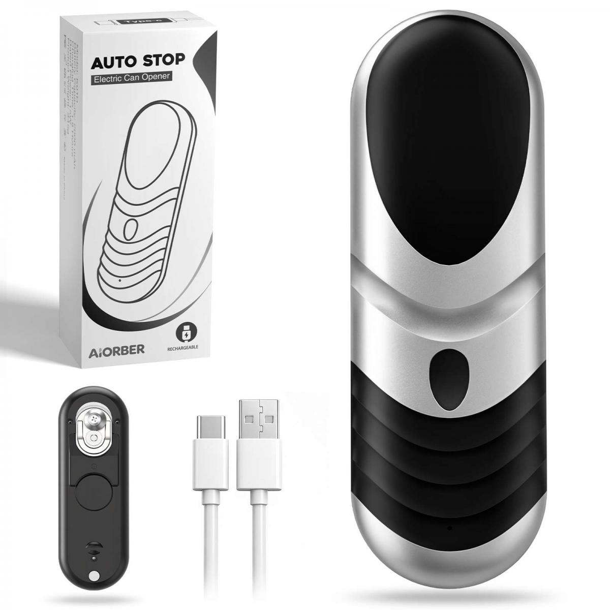 Elektrischer Dosenöffner, Karton, schwarze Fernbedienung und USB-Kabel auf weißem Grund.