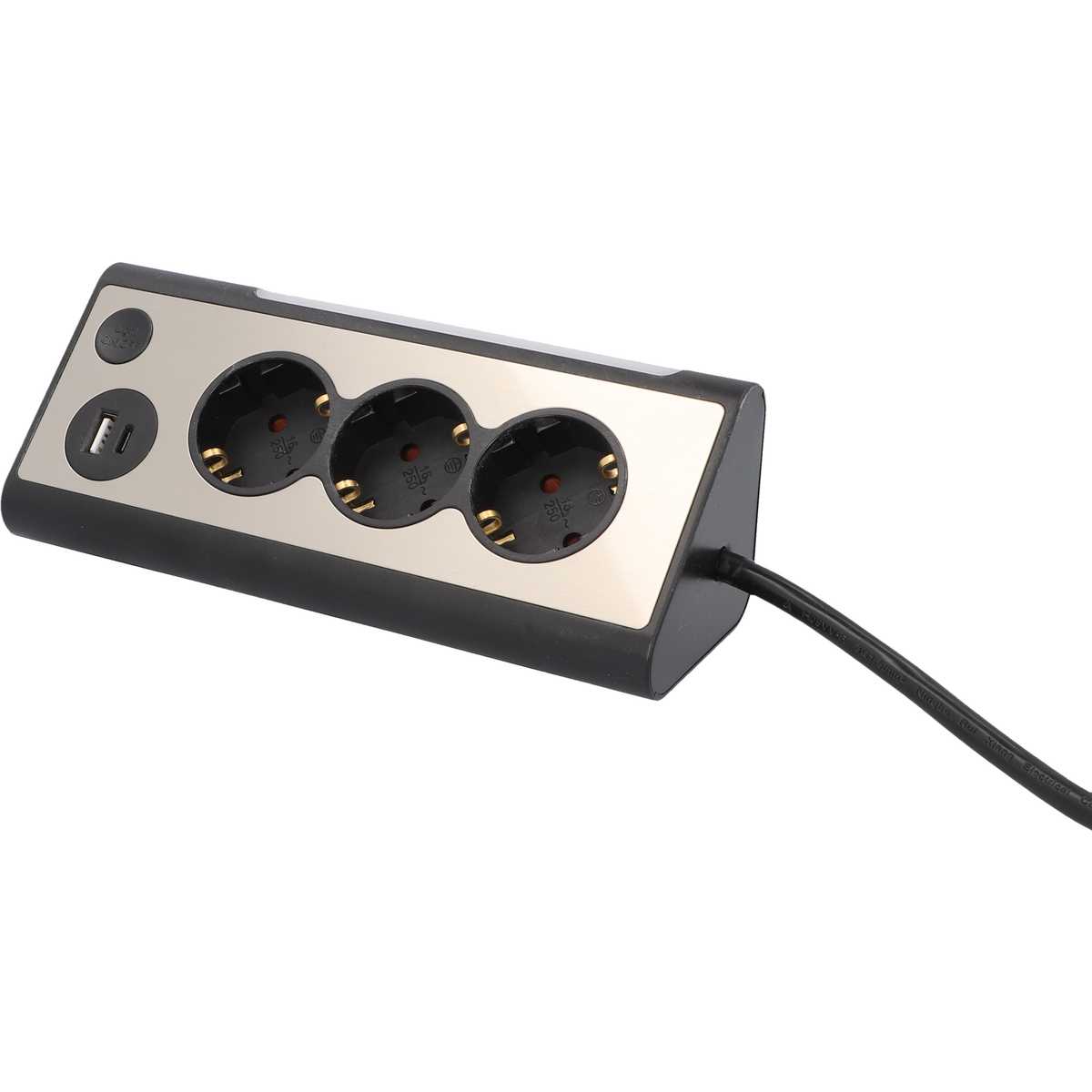Schwarzer Mehrfachsteckdosenadapter mit drei Steckdosen und USB-Anschluss.