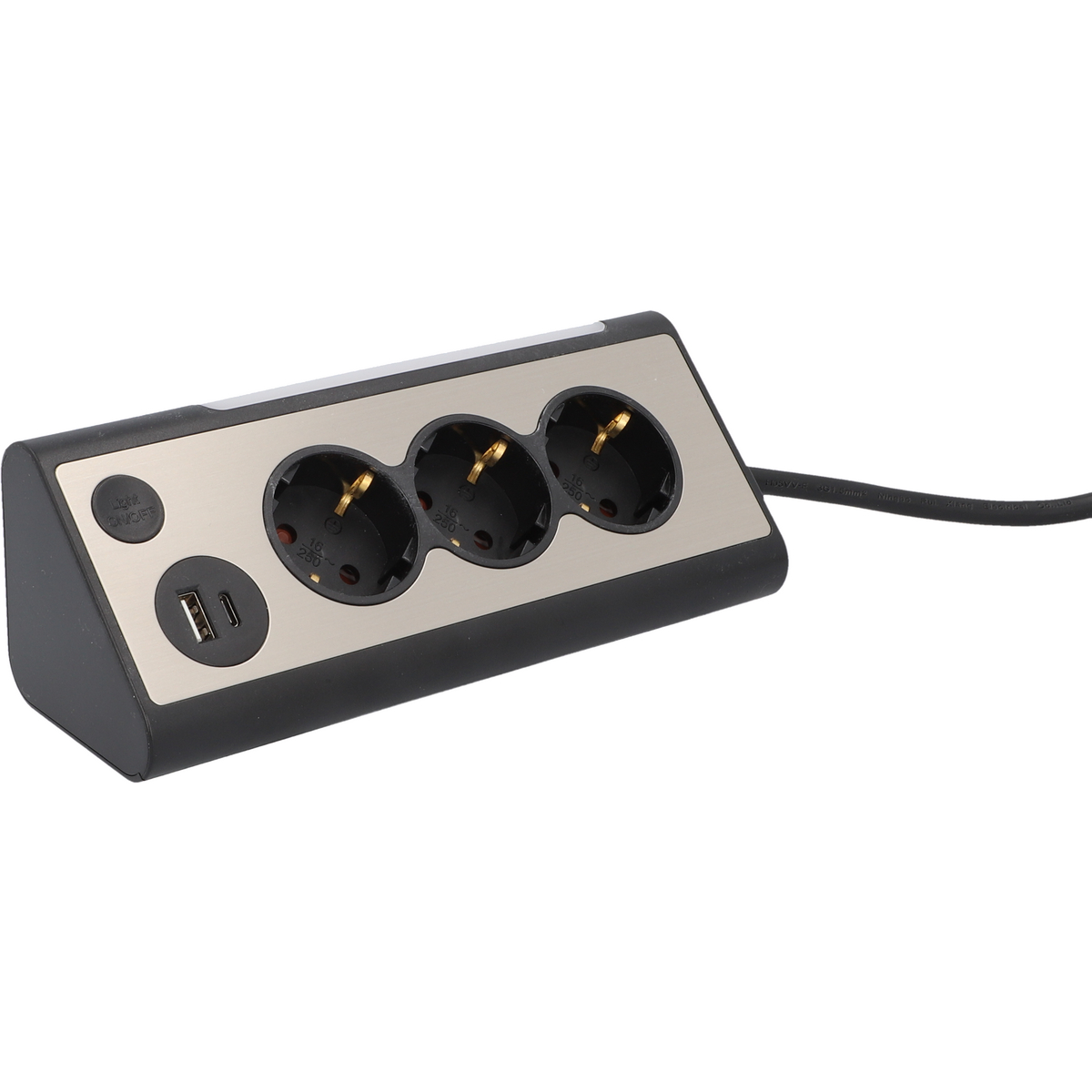 Schwarzes Netzteil mit drei Steckdosen, einem USB-Anschluss und einem Ein-/Ausschalter.