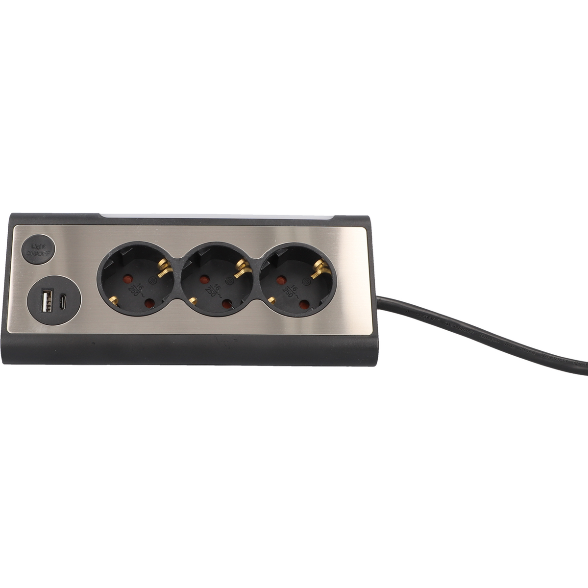 Eine schwarze Steckdosenleiste mit drei Steckplätzen und einem USB-Anschluss.