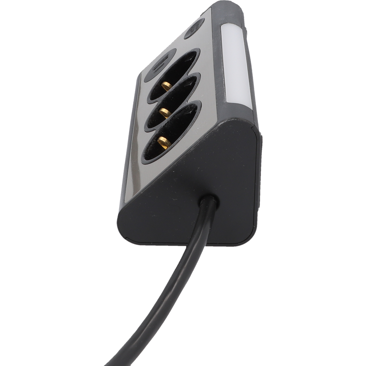 Grauer Mehrfachsteckdosenadapter mit drei Steckplätzen und schwarzem Kabel.