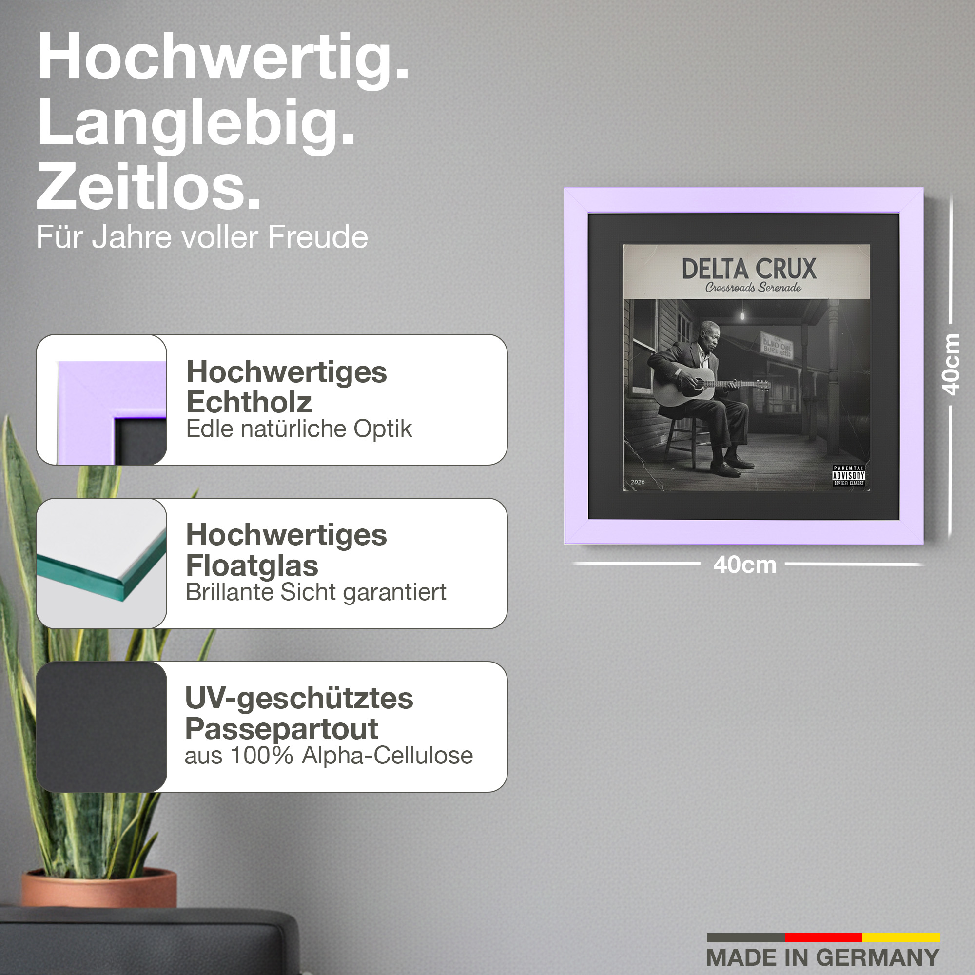 Ein Mann spielt Gitarre vor einem Haus, daneben Produktinformationen.