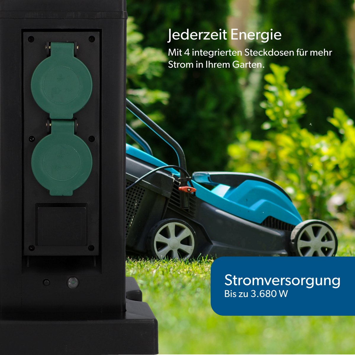 Schwarzer Strommast mit grünen Steckdosen im Garten, neben einem blauen Rasenmäher.