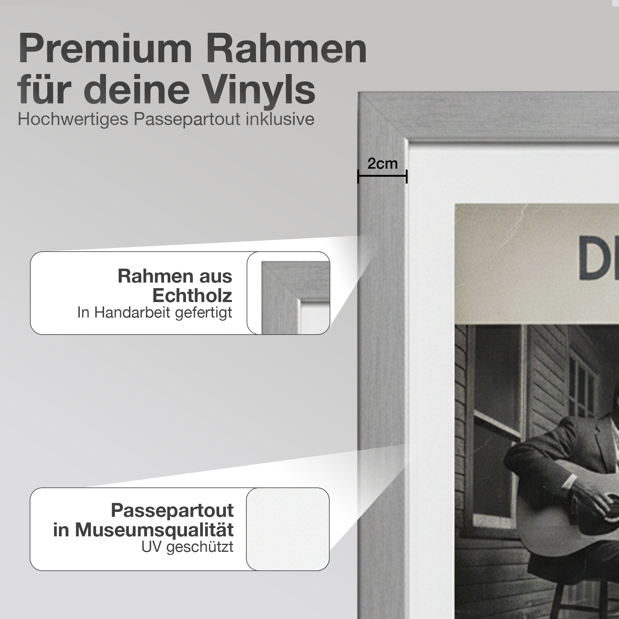 Grauer Rahmen mit Text und Bild eines Mannes mit Gitarre. 2cm.